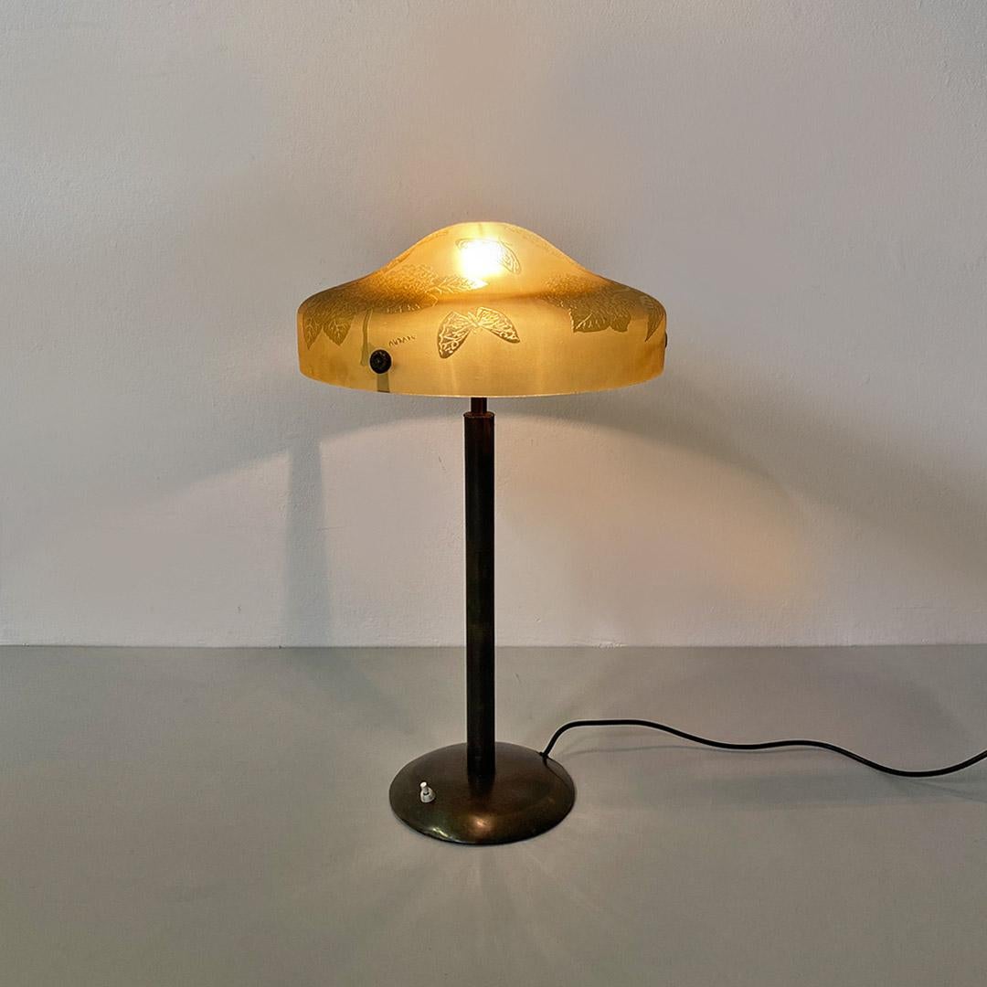 Mid-20th Century French art deco decorate glass and burnished brass table lamp by Deveau, 1930s
