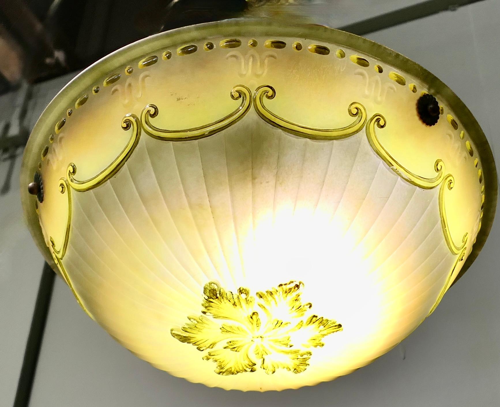 Plafoniera in vetro decorato Art Decor francese con rosone in ottone

Questo splendido paralume in vetro è decorato in verde con foglie ed è sospeso a catene da un rosone in ottone, il paralume è firmato L Kaelle
Un superbo classico degli anni