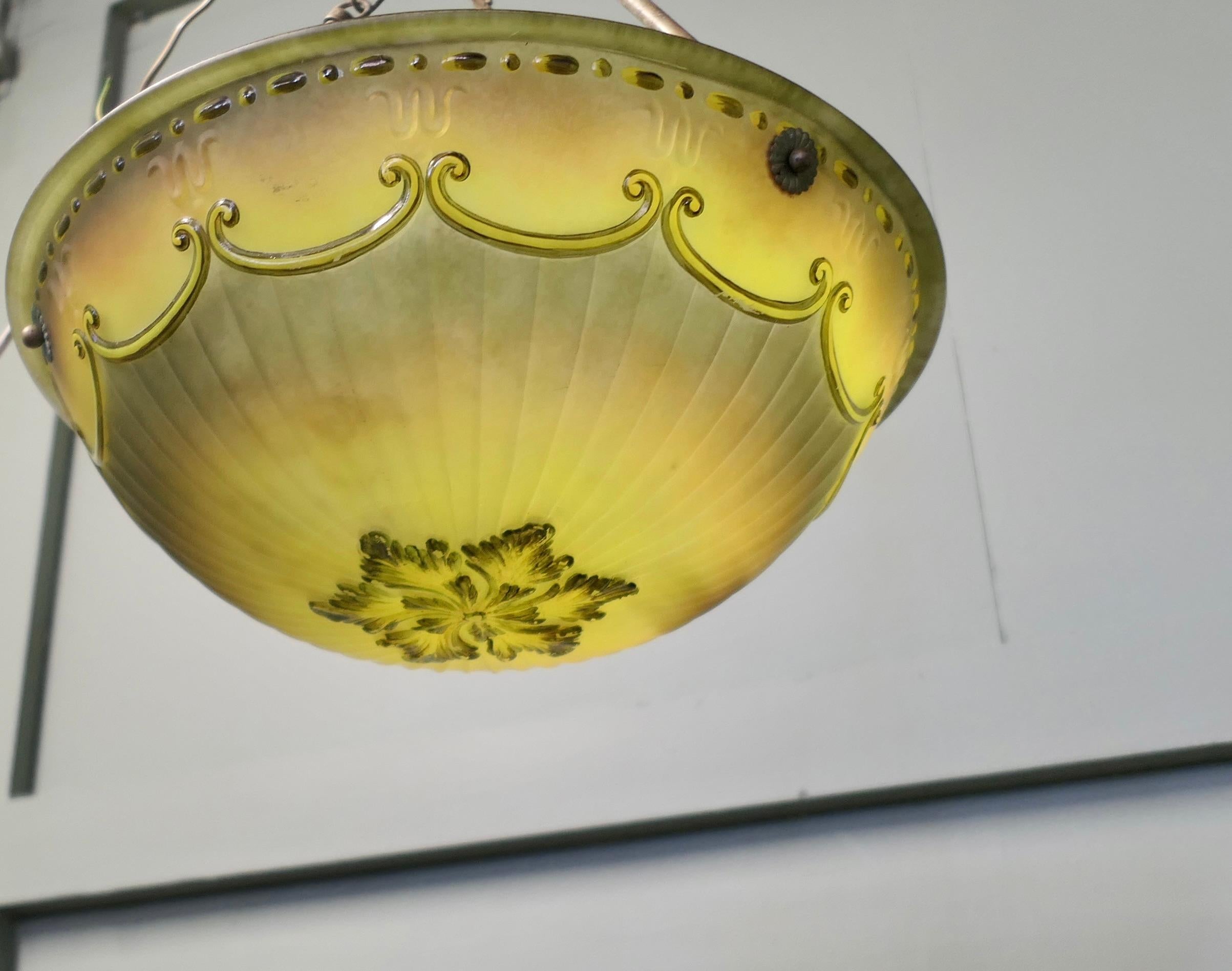 Plafoniera in vetro decorato Art Decor francese con rosone in ottone in vendita 2