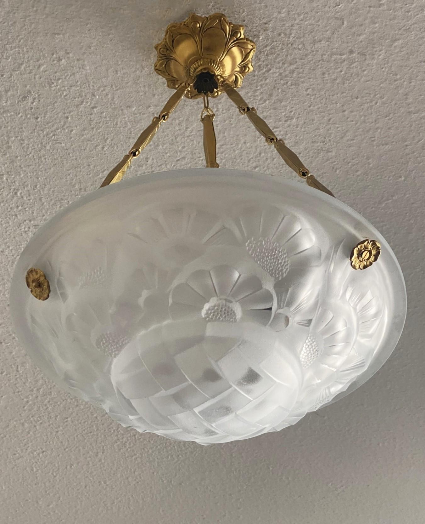 French Art Deco Degue Art Glass Pendant Chandelier, Signed, France, 1930s In Good Condition For Sale In Frankfurt am Main, DE