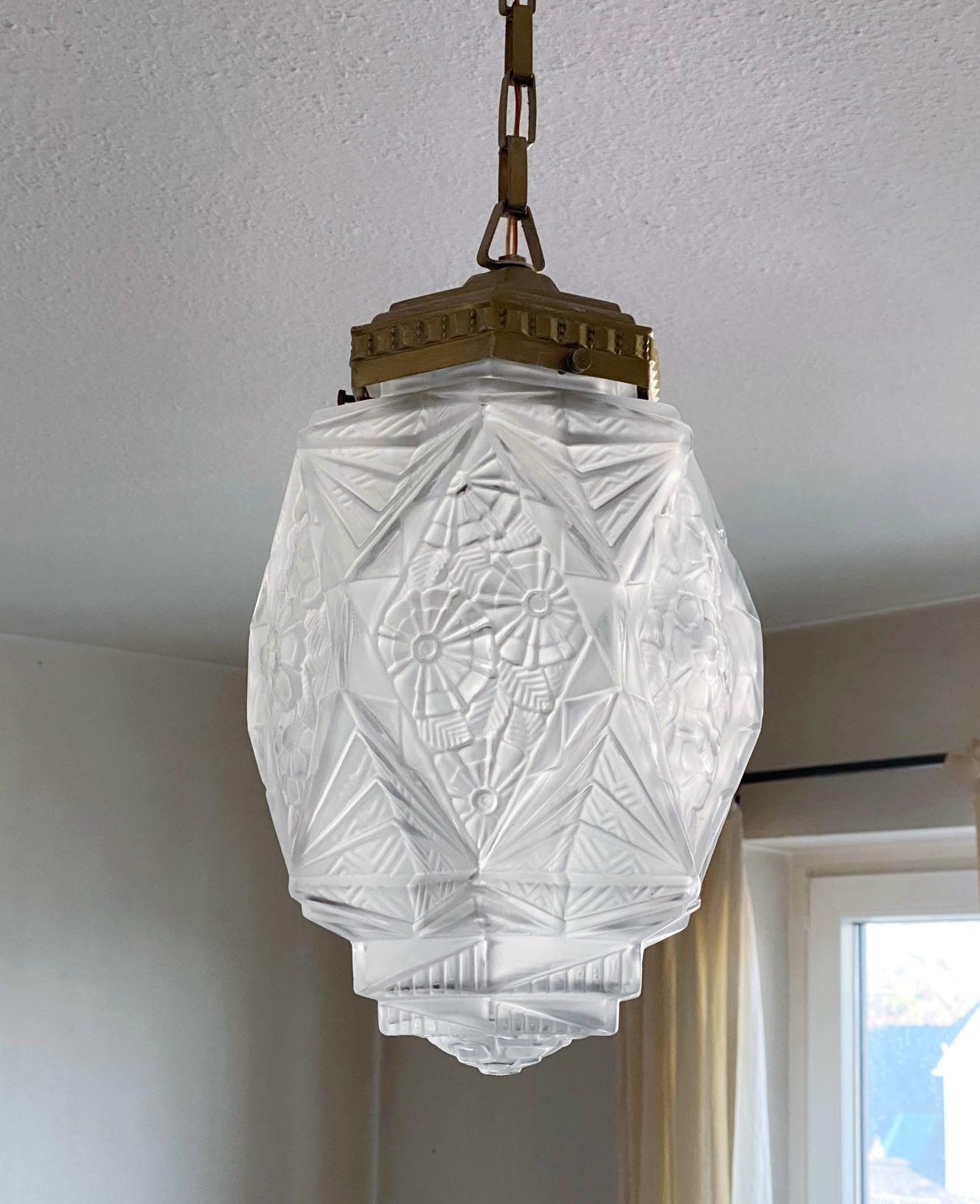 French Art Deco Degue Style Art Glass Pendant Chandelier, Paris, Early 1920s In Good Condition For Sale In Frankfurt am Main, DE