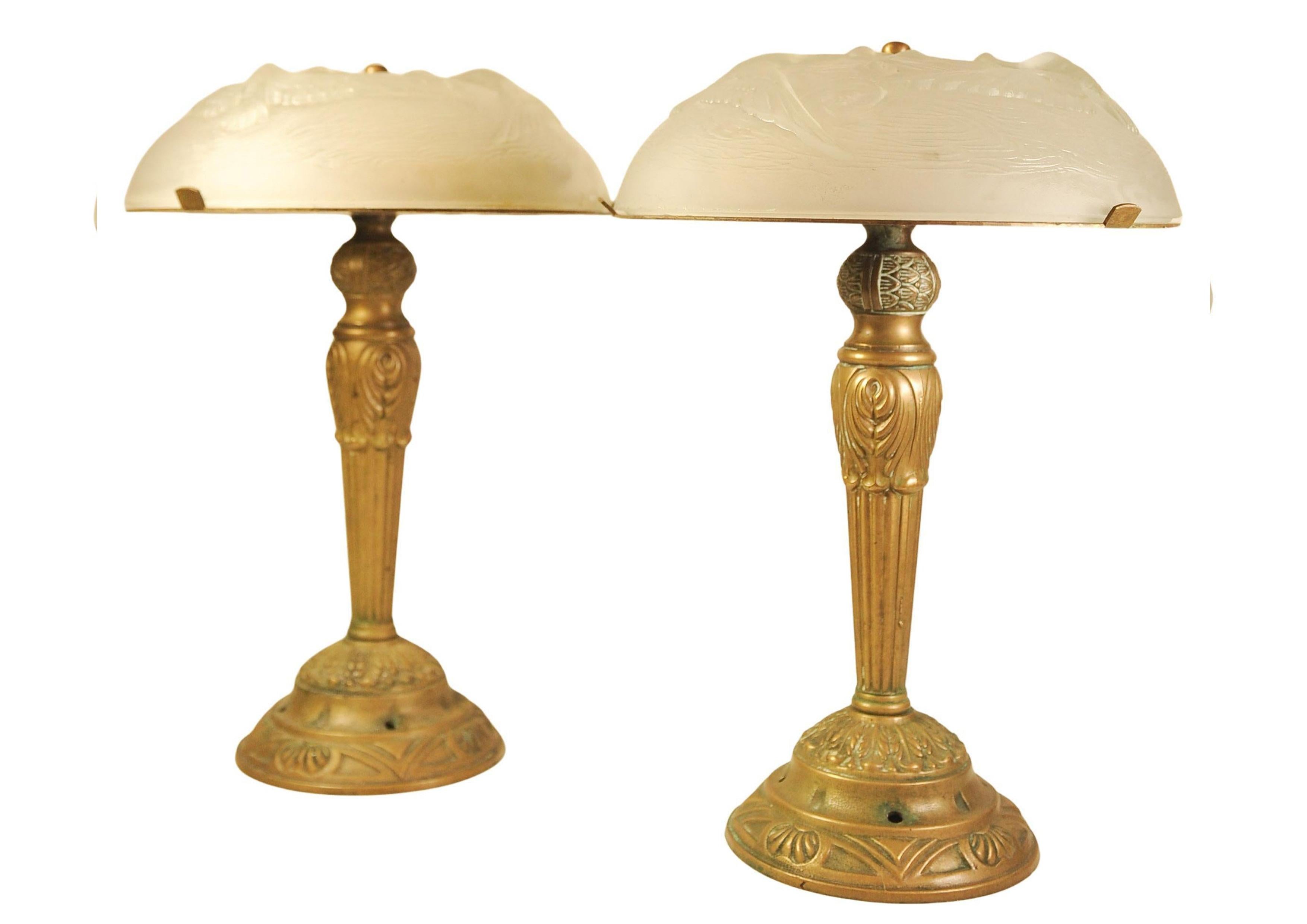 Lampade da tavolo in vetro smerigliato e ottone in stile Art Deco francese di Léon Léon In condizioni buone in vendita a Reading, Berkshire