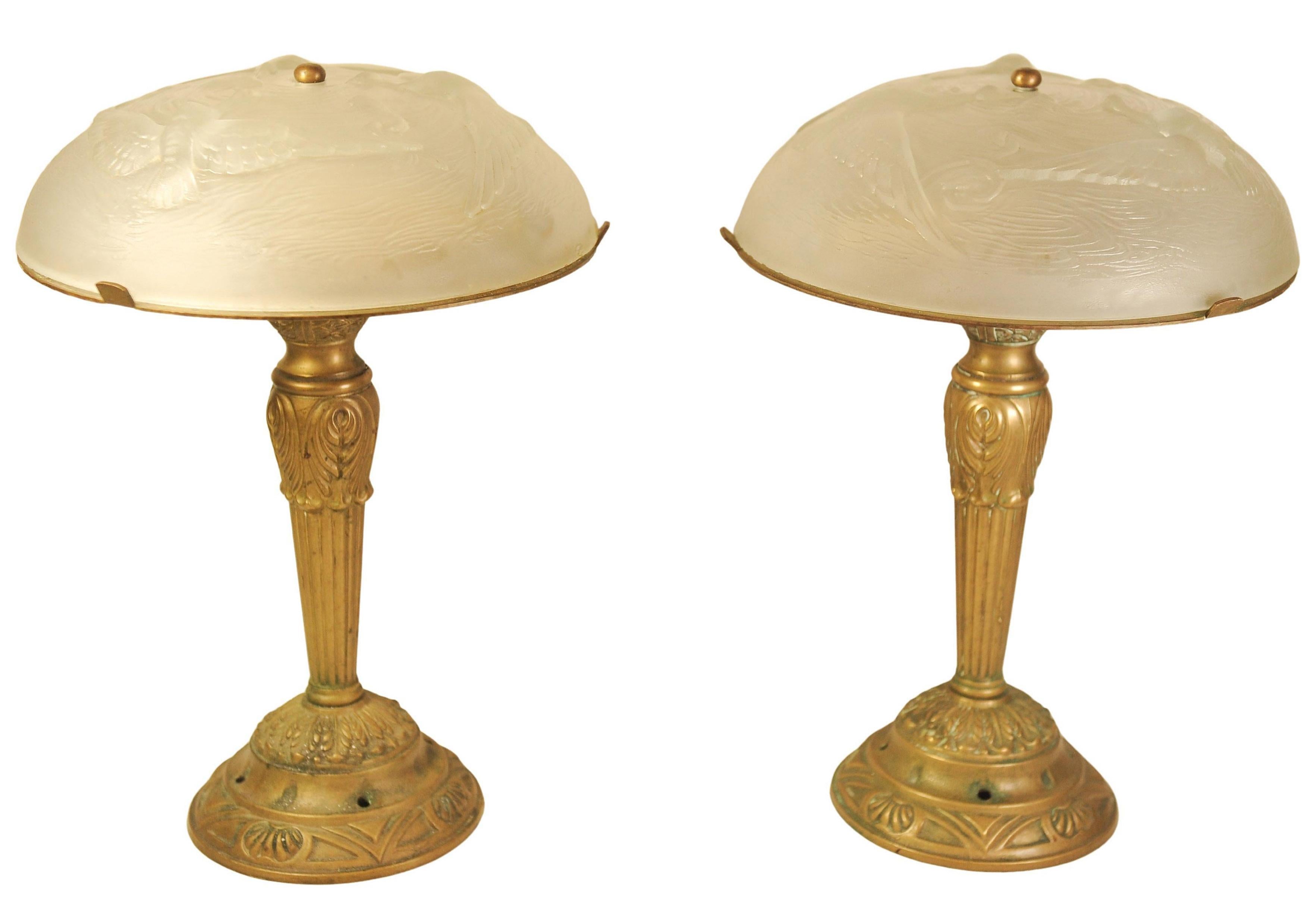 XX secolo Lampade da tavolo in vetro smerigliato e ottone in stile Art Deco francese di Léon Léon in vendita