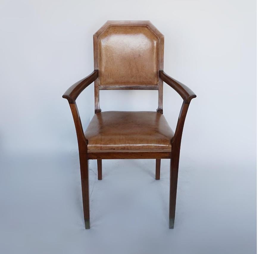 Chaise de bureau Art déco française, vers 1925. La structure est en noyer massif, l'assise et le dossier ont été récemment retapissés en cuir marron.