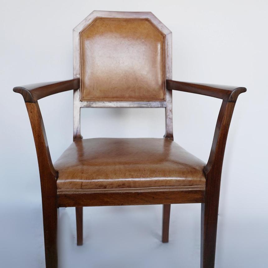 Français Chaise de bureau Art déco française Noyer et cuir, vers 1925 en vente