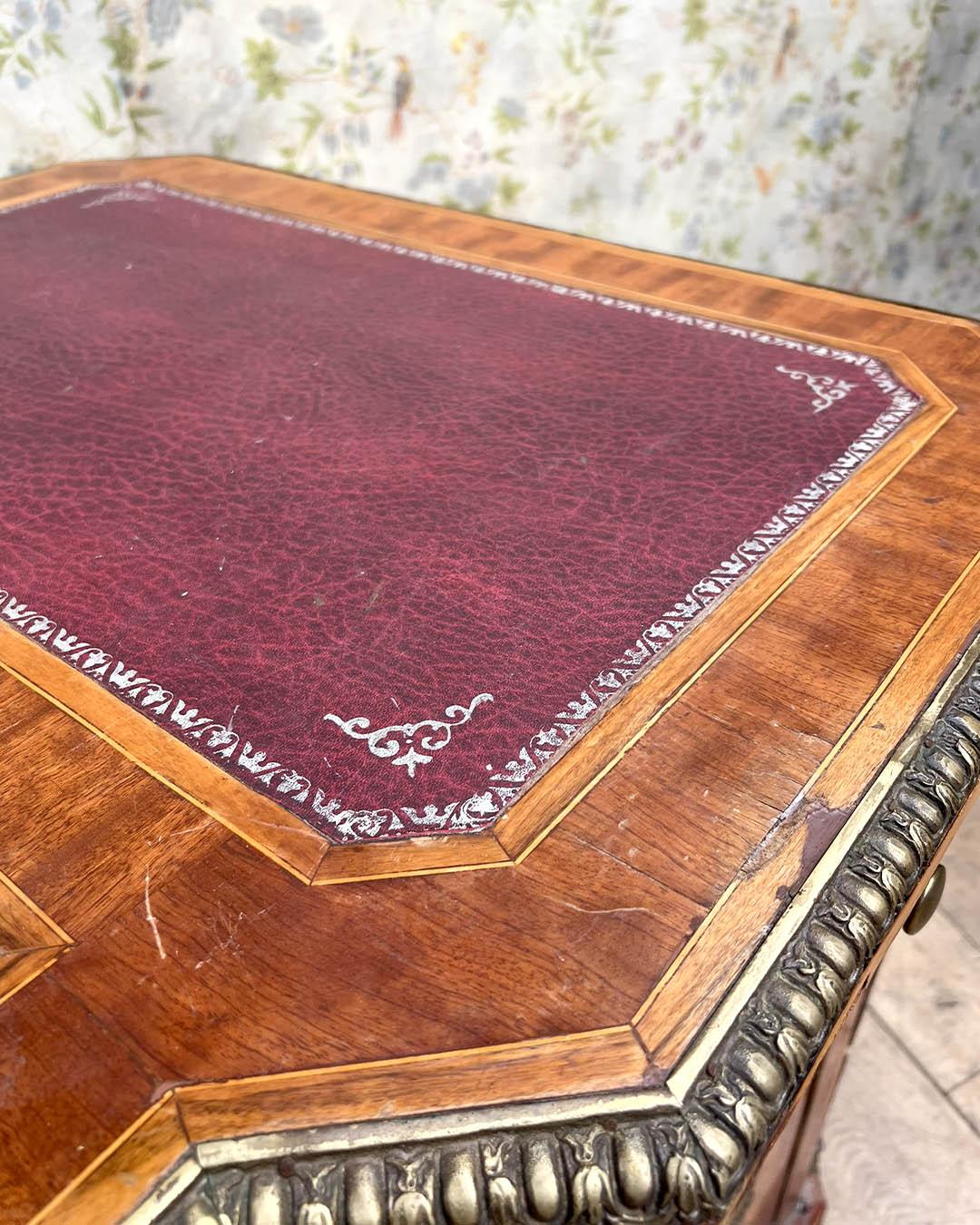 Französischer Art-Déco-Schreibtisch, CIRCA 1930 - Feines Holz, vergoldete Bronze und Marmor im Angebot 9