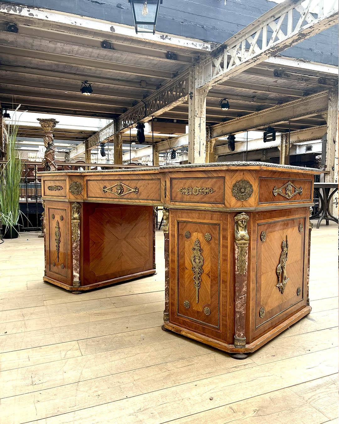 Französischer Art-Déco-Schreibtisch, CIRCA 1930 - Feines Holz, vergoldete Bronze und Marmor im Angebot 10