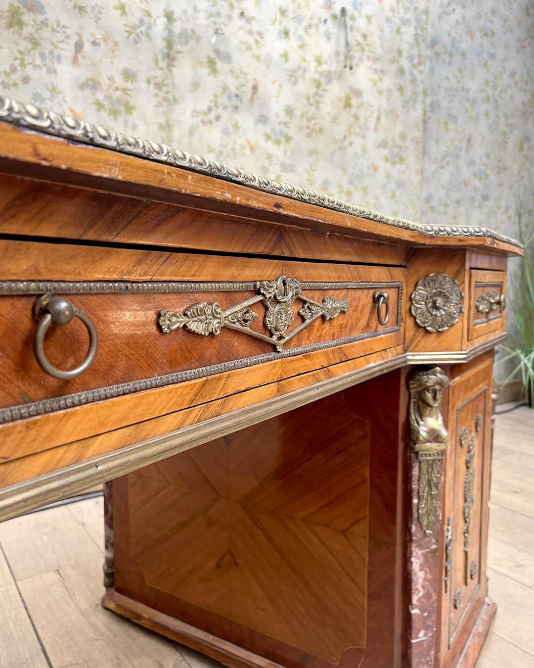 Französischer Art-Déco-Schreibtisch, CIRCA 1930 - Feines Holz, vergoldete Bronze und Marmor im Angebot 11