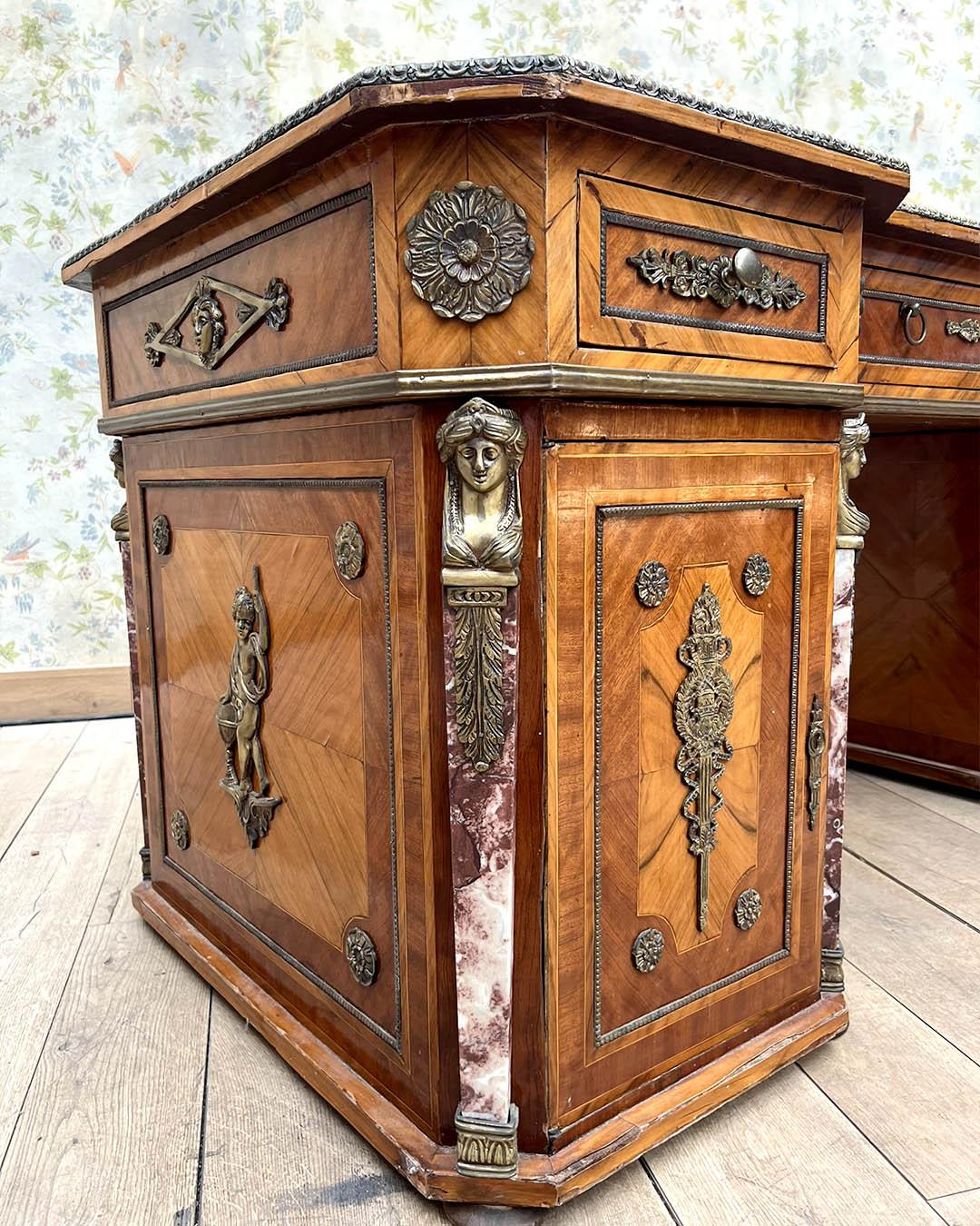 Französischer Art-Déco-Schreibtisch, CIRCA 1930 - Feines Holz, vergoldete Bronze und Marmor im Zustand „Gut“ im Angebot in TOURCOING, FR