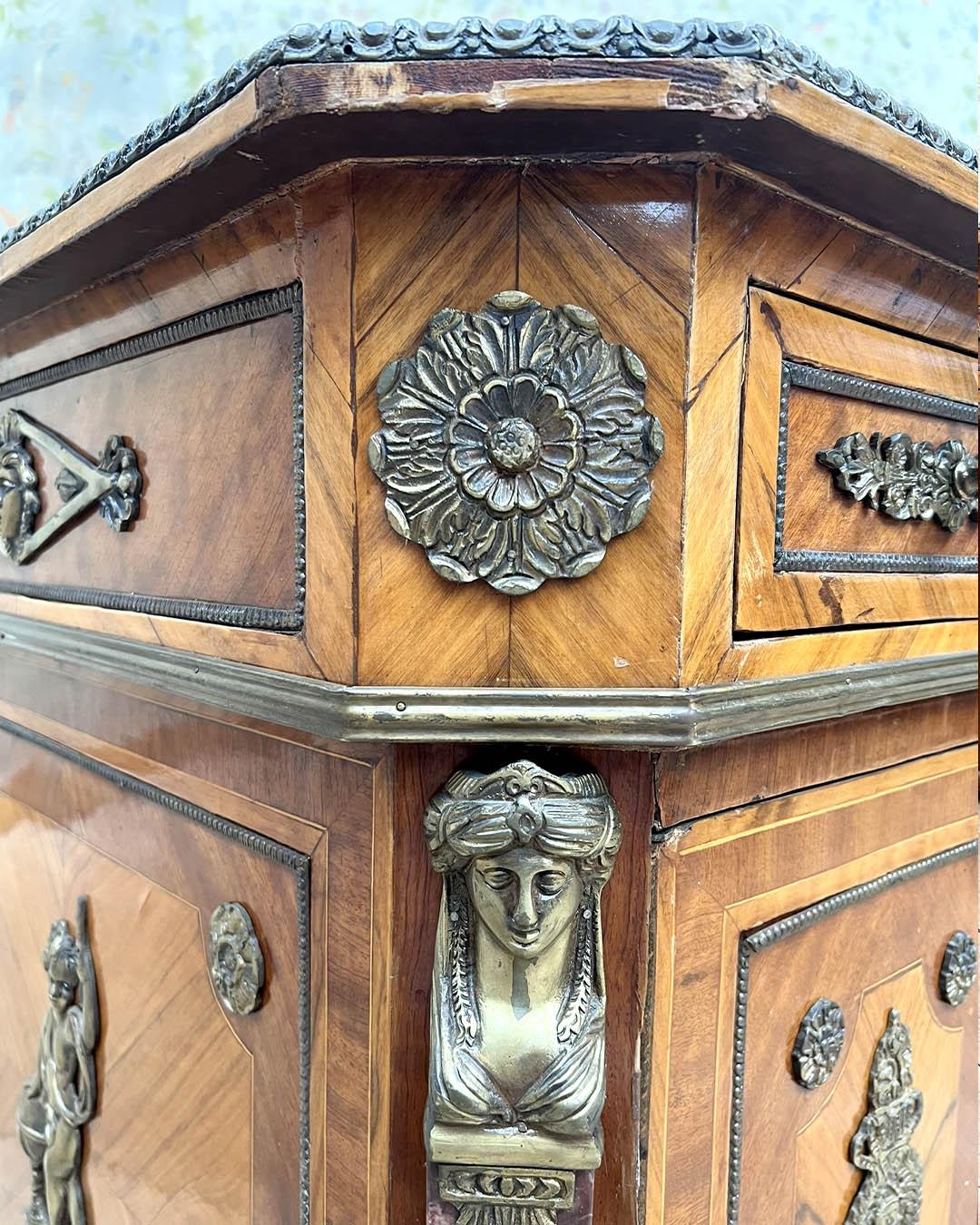 Französischer Art-Déco-Schreibtisch, CIRCA 1930 - Feines Holz, vergoldete Bronze und Marmor (Mitte des 20. Jahrhunderts) im Angebot