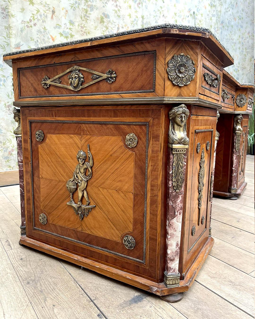 Französischer Art-Déco-Schreibtisch, CIRCA 1930 - Feines Holz, vergoldete Bronze und Marmor im Angebot 1