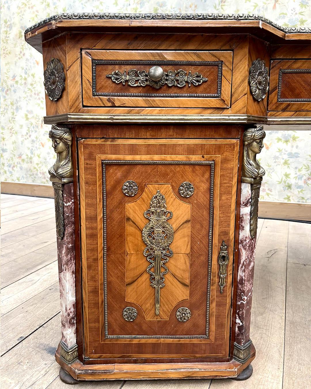 Französischer Art-Déco-Schreibtisch, CIRCA 1930 - Feines Holz, vergoldete Bronze und Marmor im Angebot 2