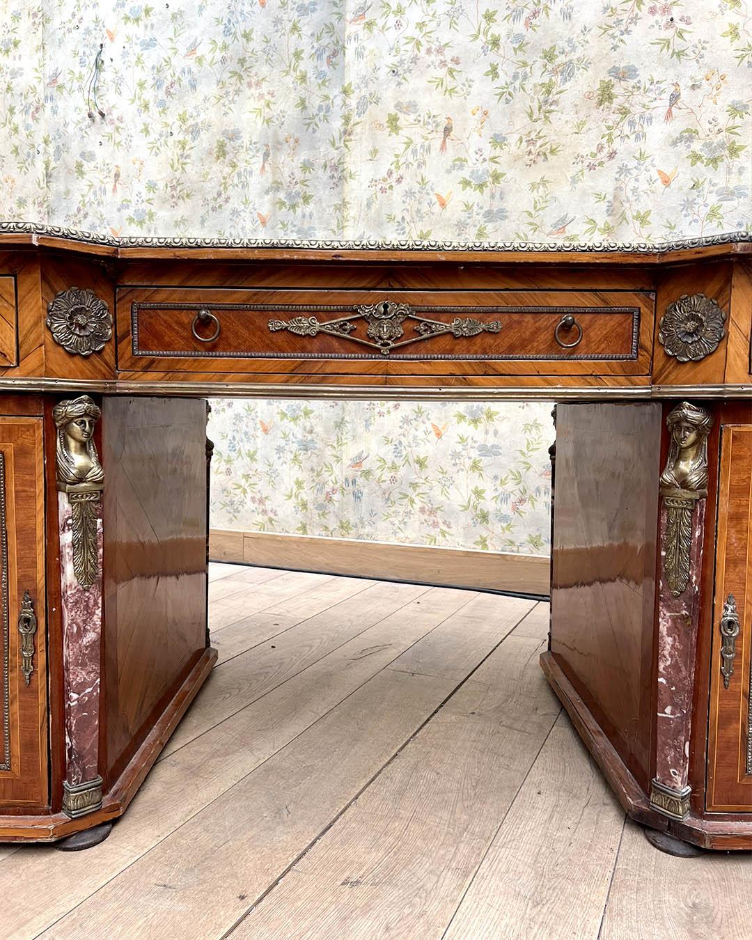 Französischer Art-Déco-Schreibtisch, CIRCA 1930 - Feines Holz, vergoldete Bronze und Marmor im Angebot 3