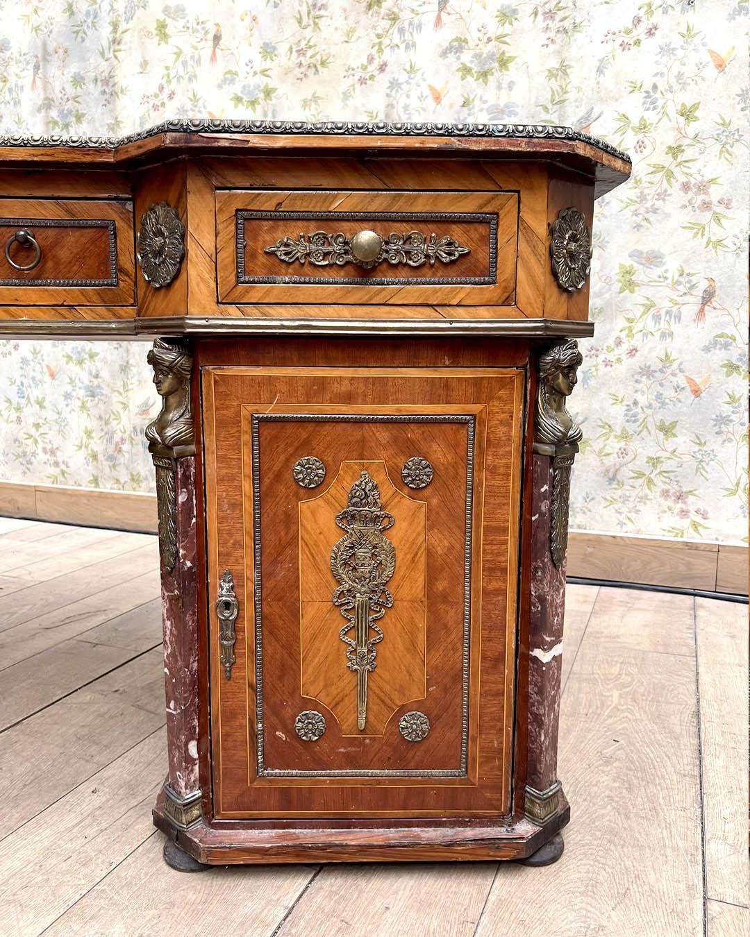 Französischer Art-Déco-Schreibtisch, CIRCA 1930 - Feines Holz, vergoldete Bronze und Marmor im Angebot 4