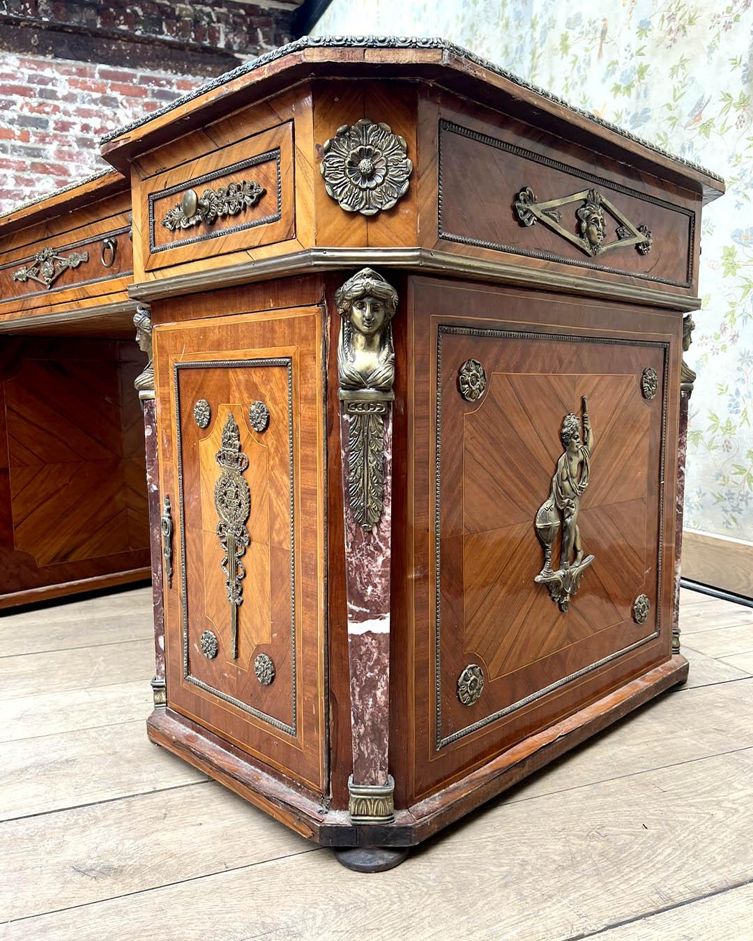 Französischer Art-Déco-Schreibtisch, CIRCA 1930 - Feines Holz, vergoldete Bronze und Marmor im Angebot 5
