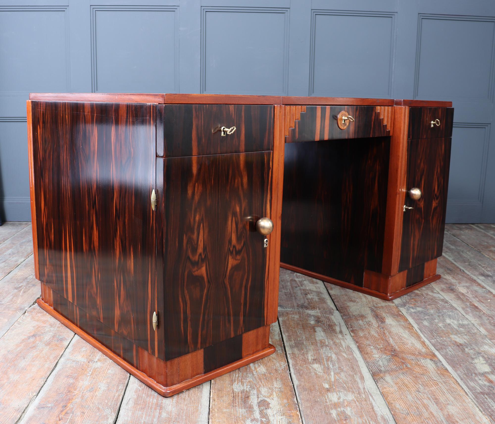 Französischer Art-Déco-Schreibtisch aus Makassar-Ebenholz im Angebot 15