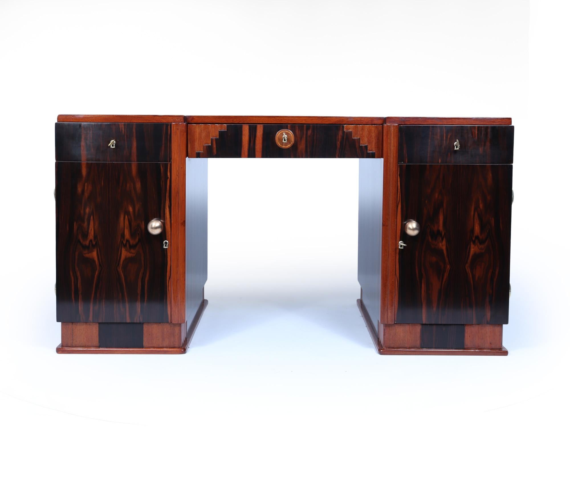 Französischer Art-Déco-Schreibtisch aus Makassar-Ebenholz (Art déco) im Angebot