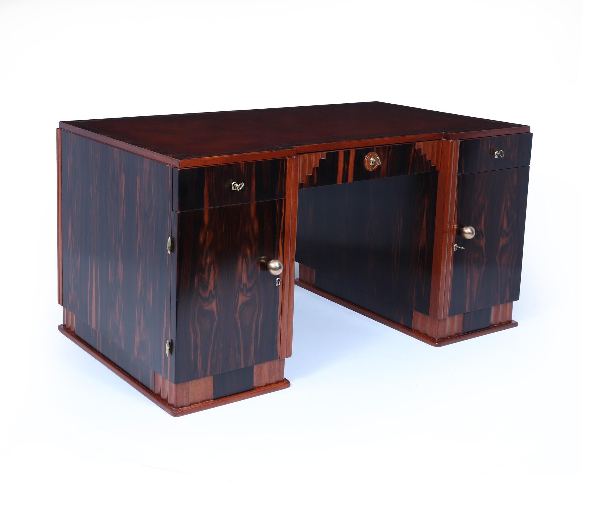 Französischer Art-Déco-Schreibtisch aus Makassar-Ebenholz im Zustand „Gut“ im Angebot in Paddock Wood Tonbridge, GB