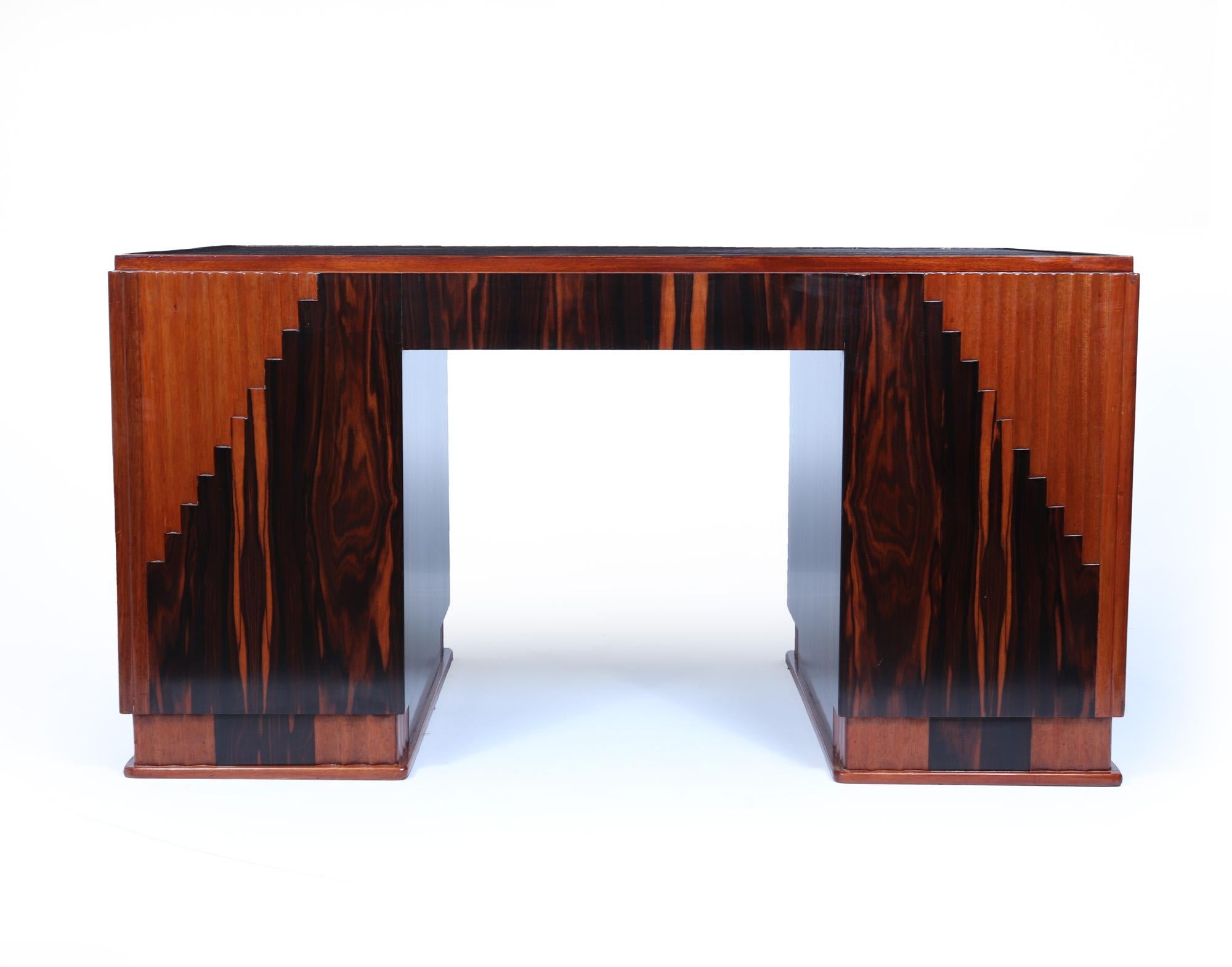 Französischer Art-Déco-Schreibtisch aus Makassar-Ebenholz (Frühes 20. Jahrhundert) im Angebot