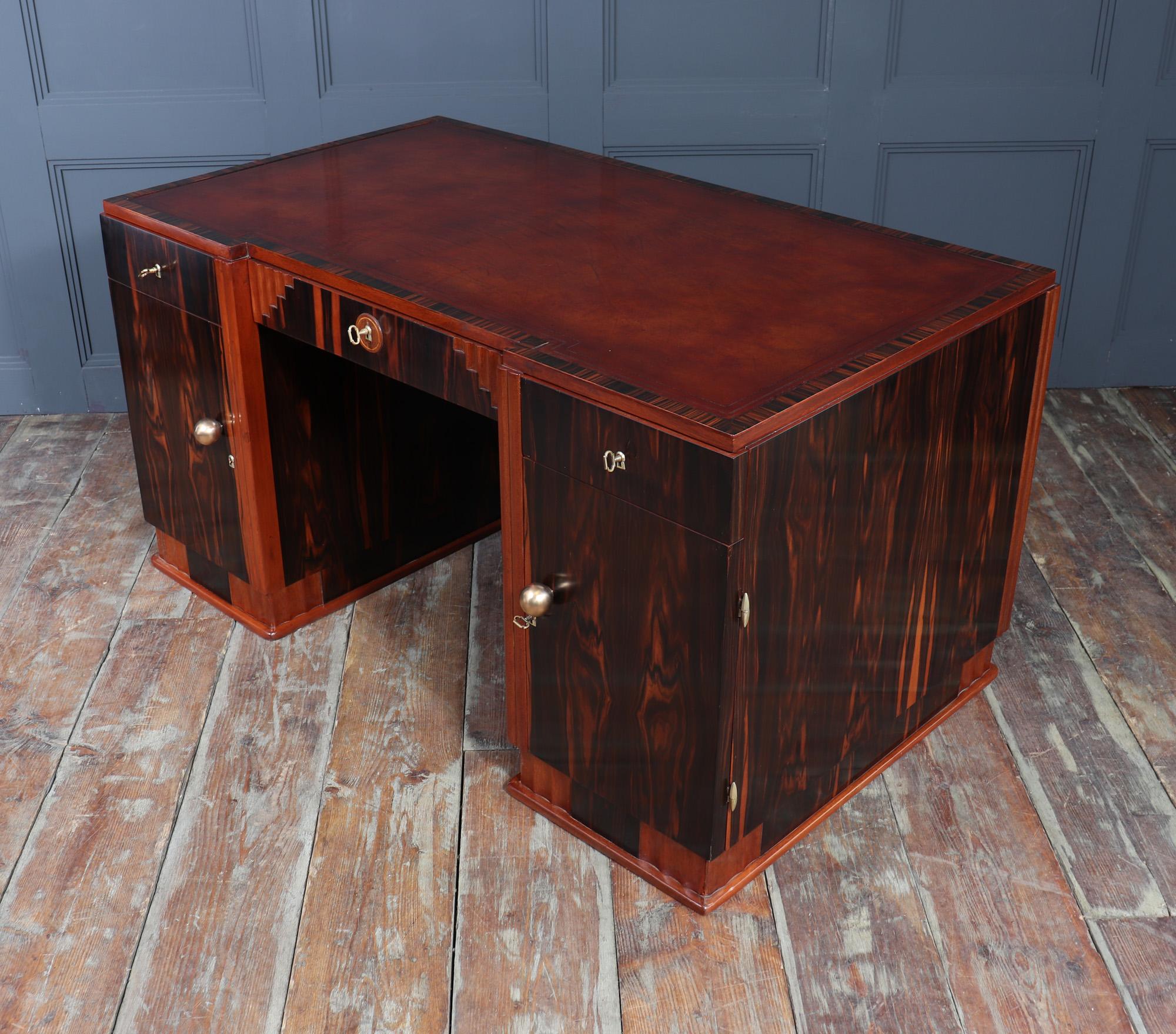 Französischer Art-Déco-Schreibtisch aus Makassar-Ebenholz im Angebot 1