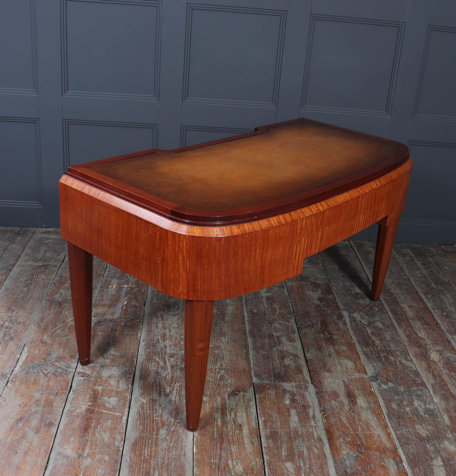 Scrivania Art Deco francese in mogano e legno satinato in vendita 3