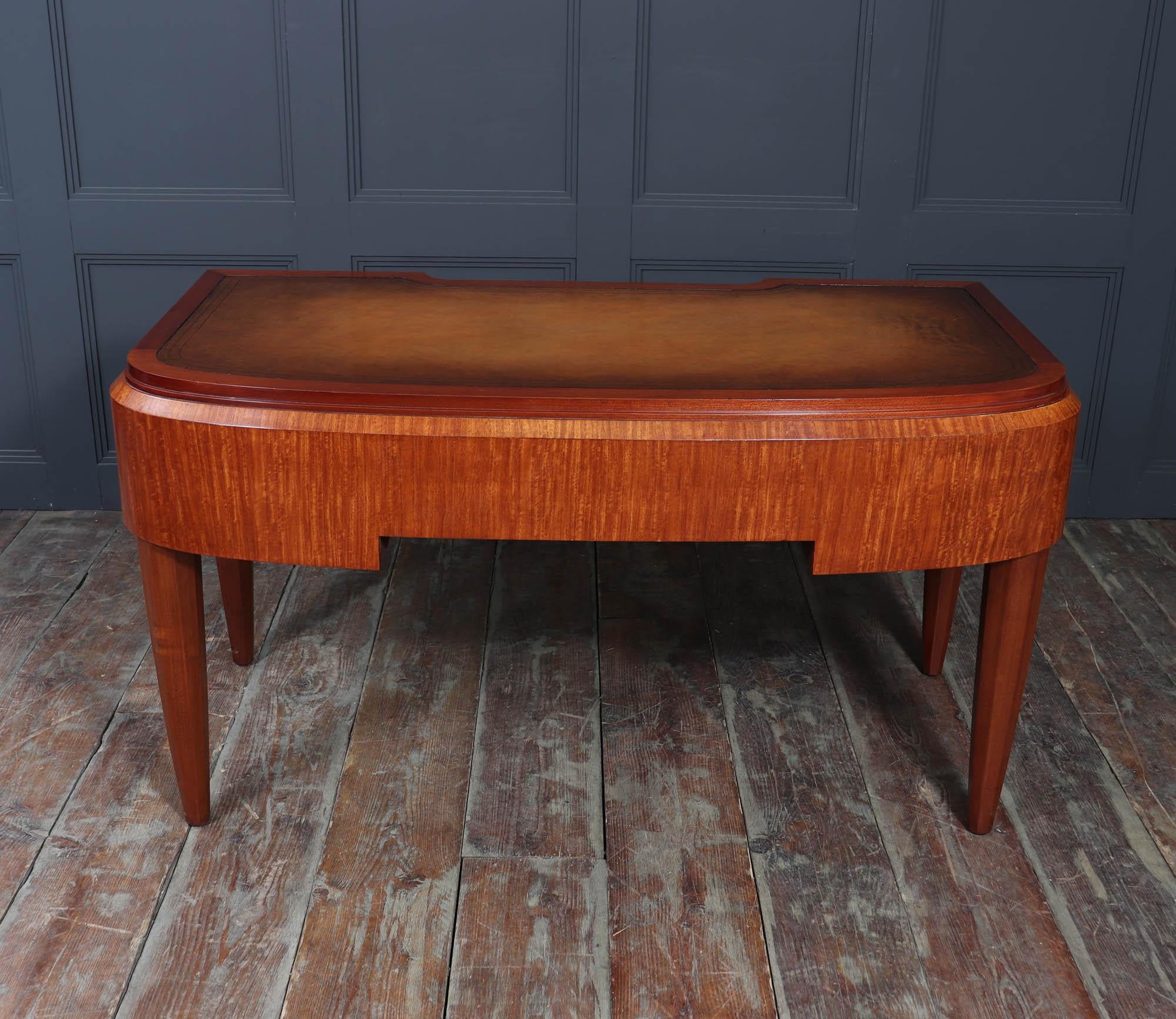 Scrivania Art Deco francese in mogano e legno satinato in vendita 4