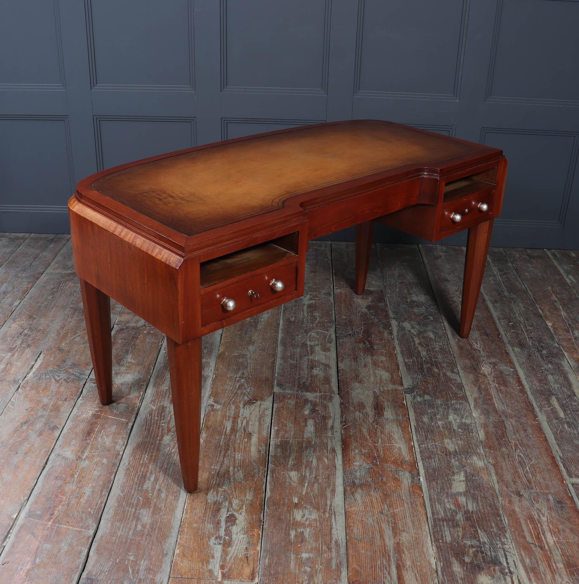 Scrivania Art Deco francese in mogano e legno satinato in vendita 6