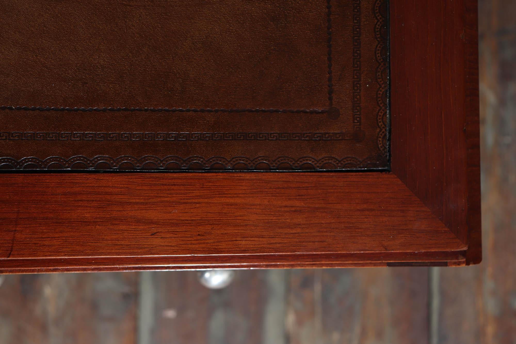 Scrivania Art Deco francese in mogano e legno satinato in vendita 1