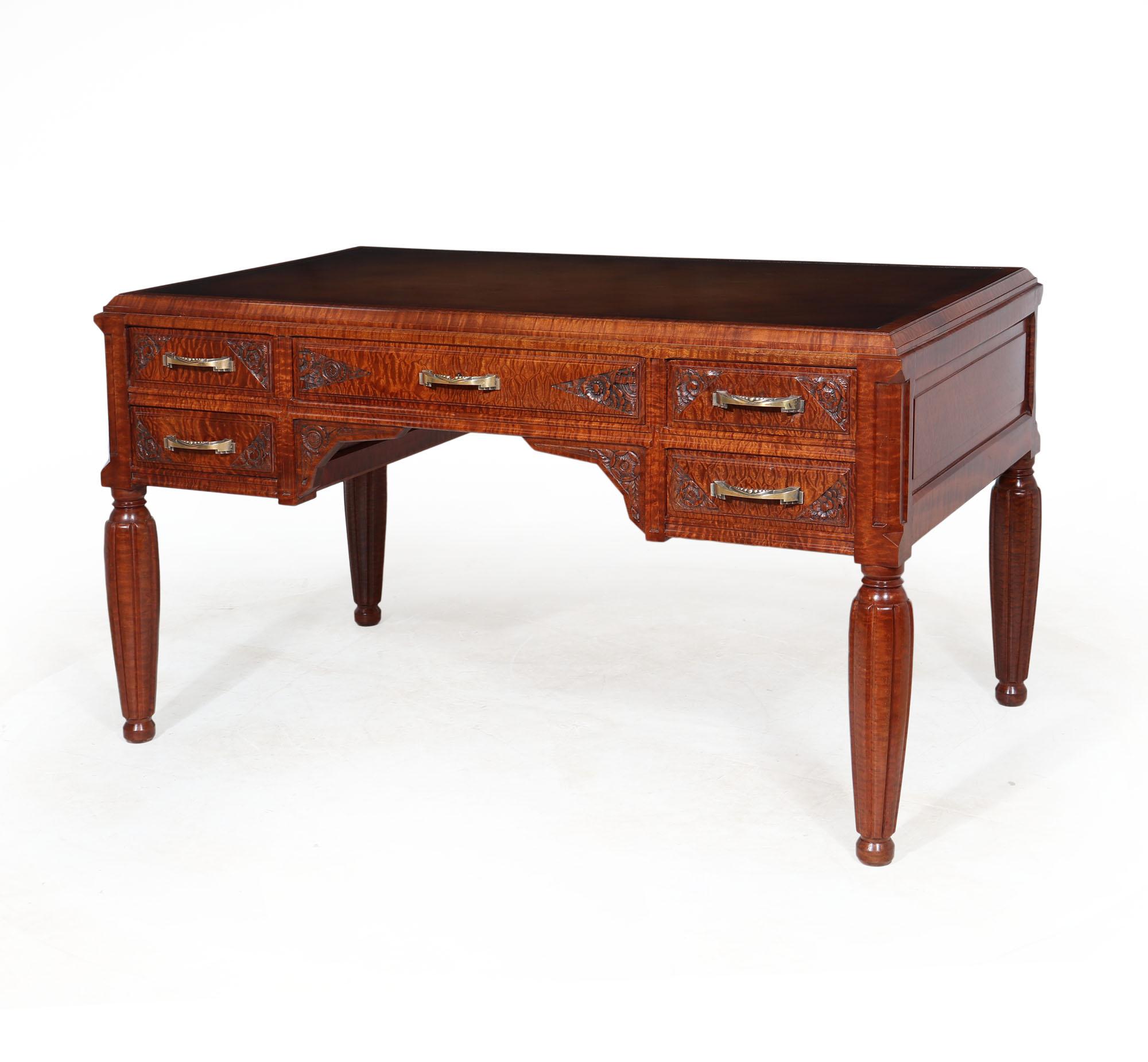 Early 20th Century French Art Deco Desk in Pommelle Sapelle For Sale