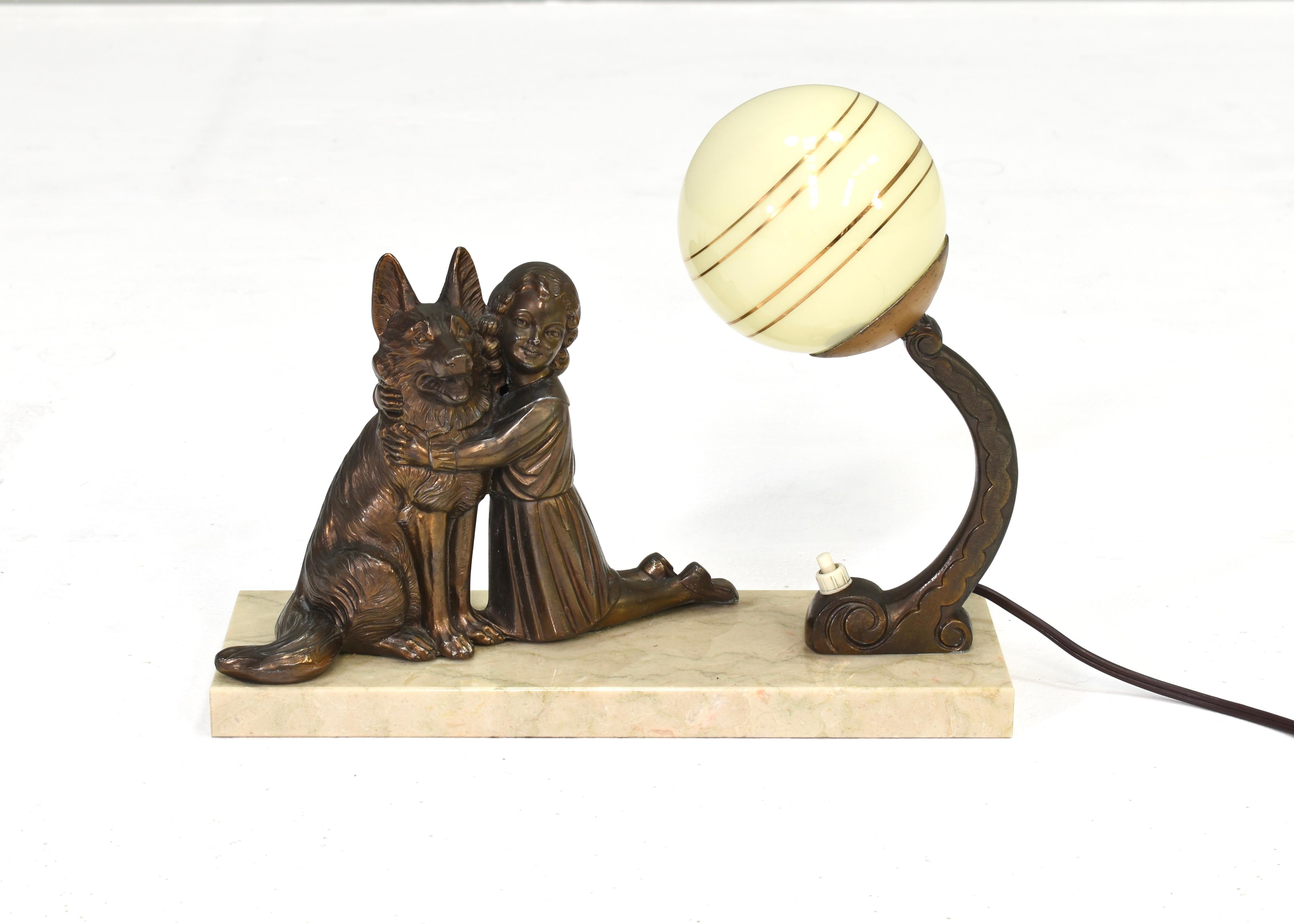 Französische Art-Déco-Tischlampe, 1930er Jahre. Deutscher Schäferhund und kleines Mädchen aus Zinn auf Marmorsockel. Weißer Doppelglasschirm mit goldenen konzentrischen Kreisen.