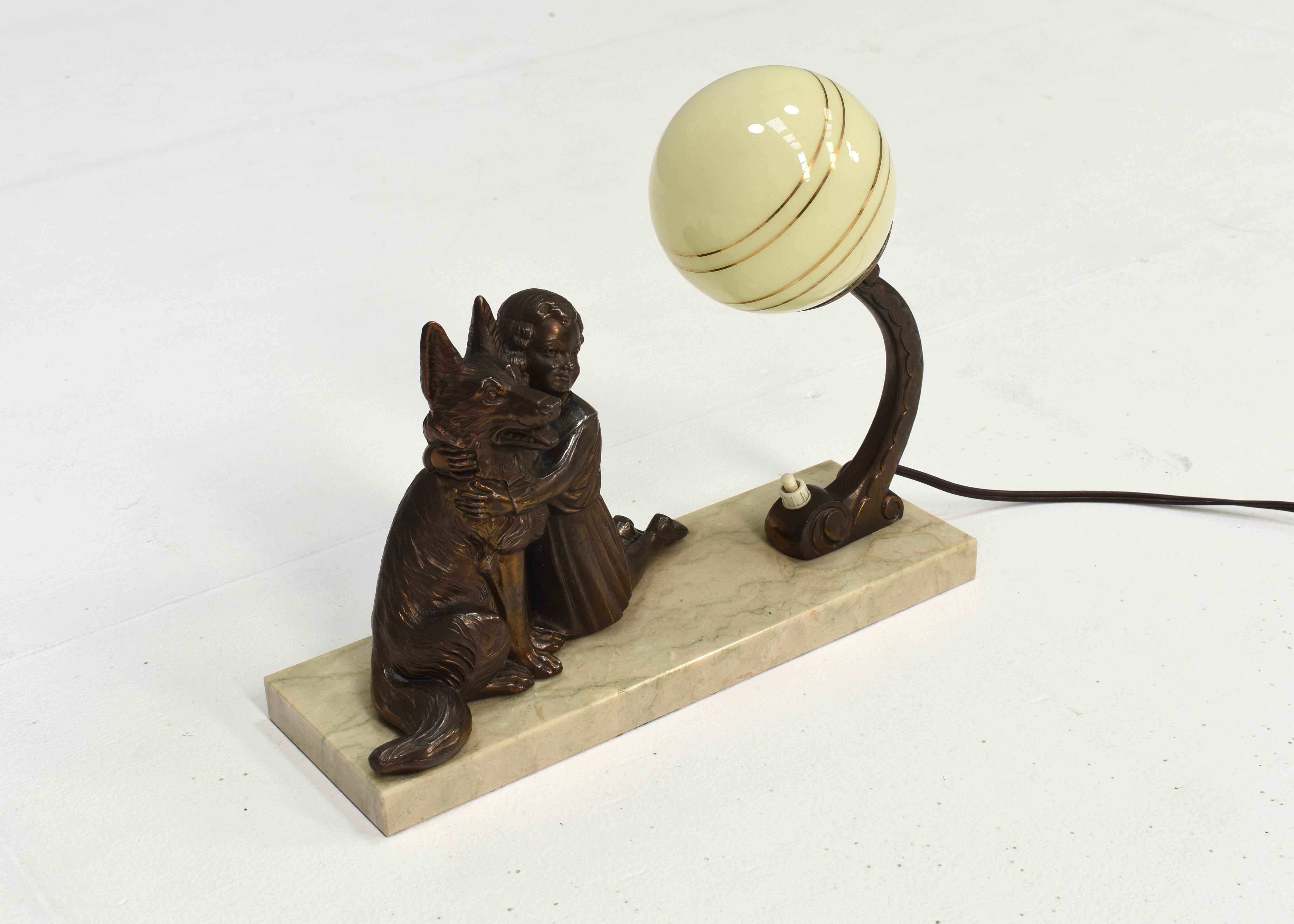 Französische Art-déco-Schreibtischlampe, Mädchen- und deutsche Hirte-Skulptur, um 1930 (Art déco) im Angebot