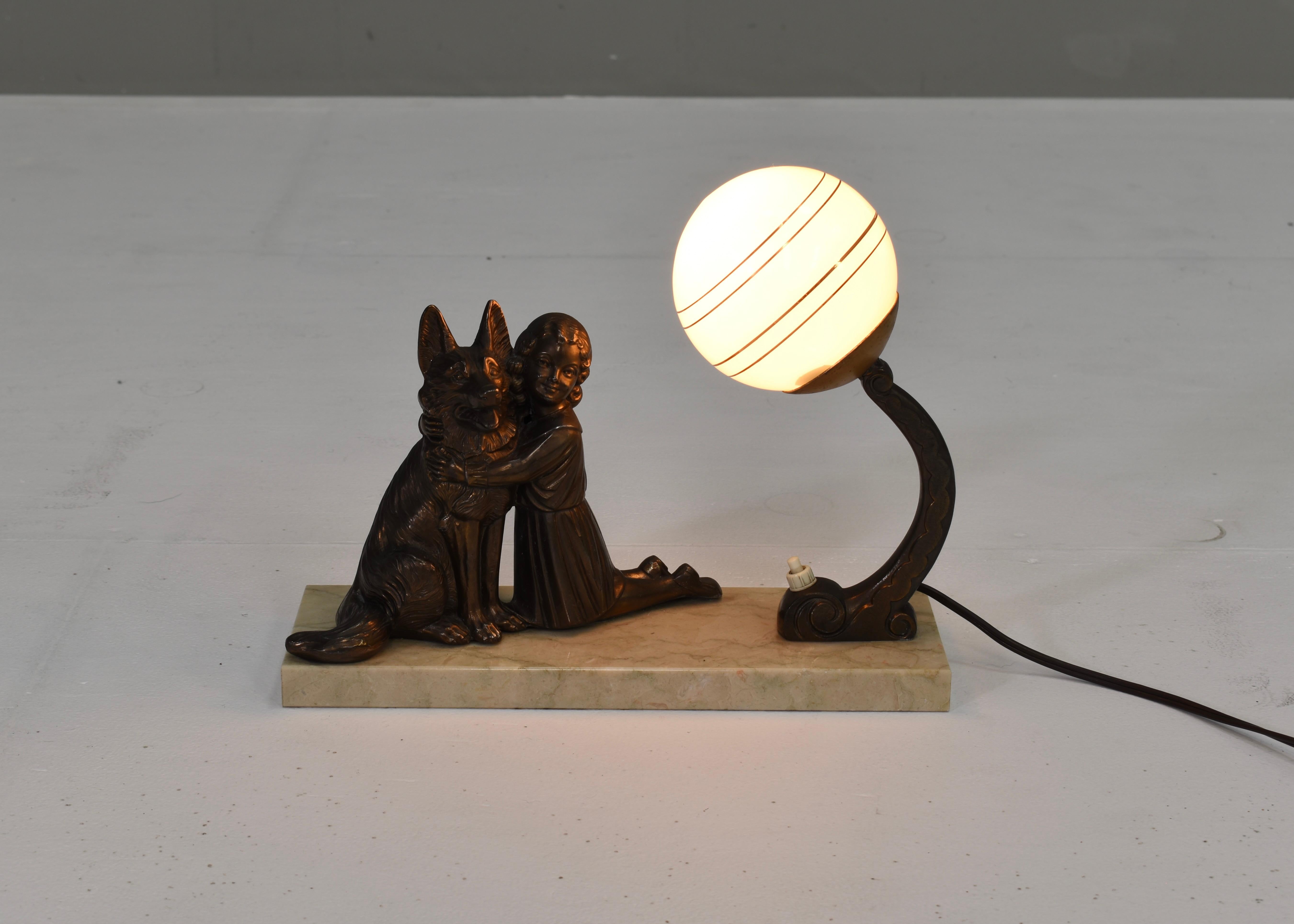Französische Art-déco-Schreibtischlampe, Mädchen- und deutsche Hirte-Skulptur, um 1930 (Glas) im Angebot