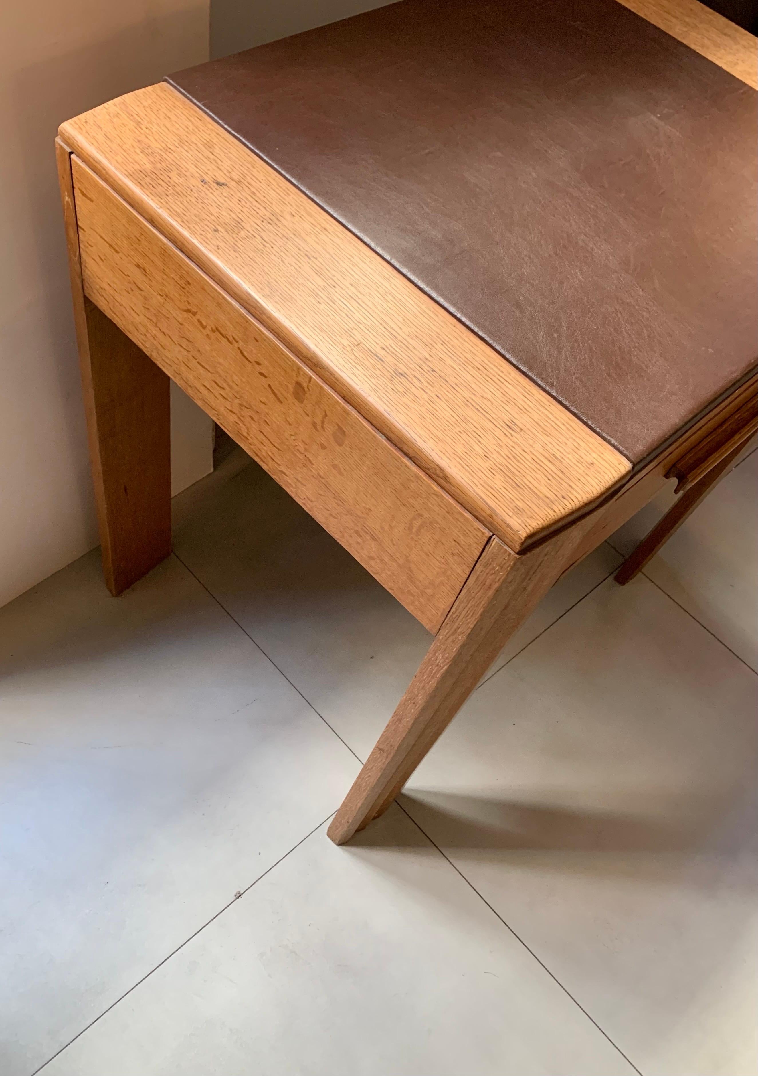 Tavolino da scrivania Art Deco francese in rovere naturale e rivestimento in cuoio in vendita 5