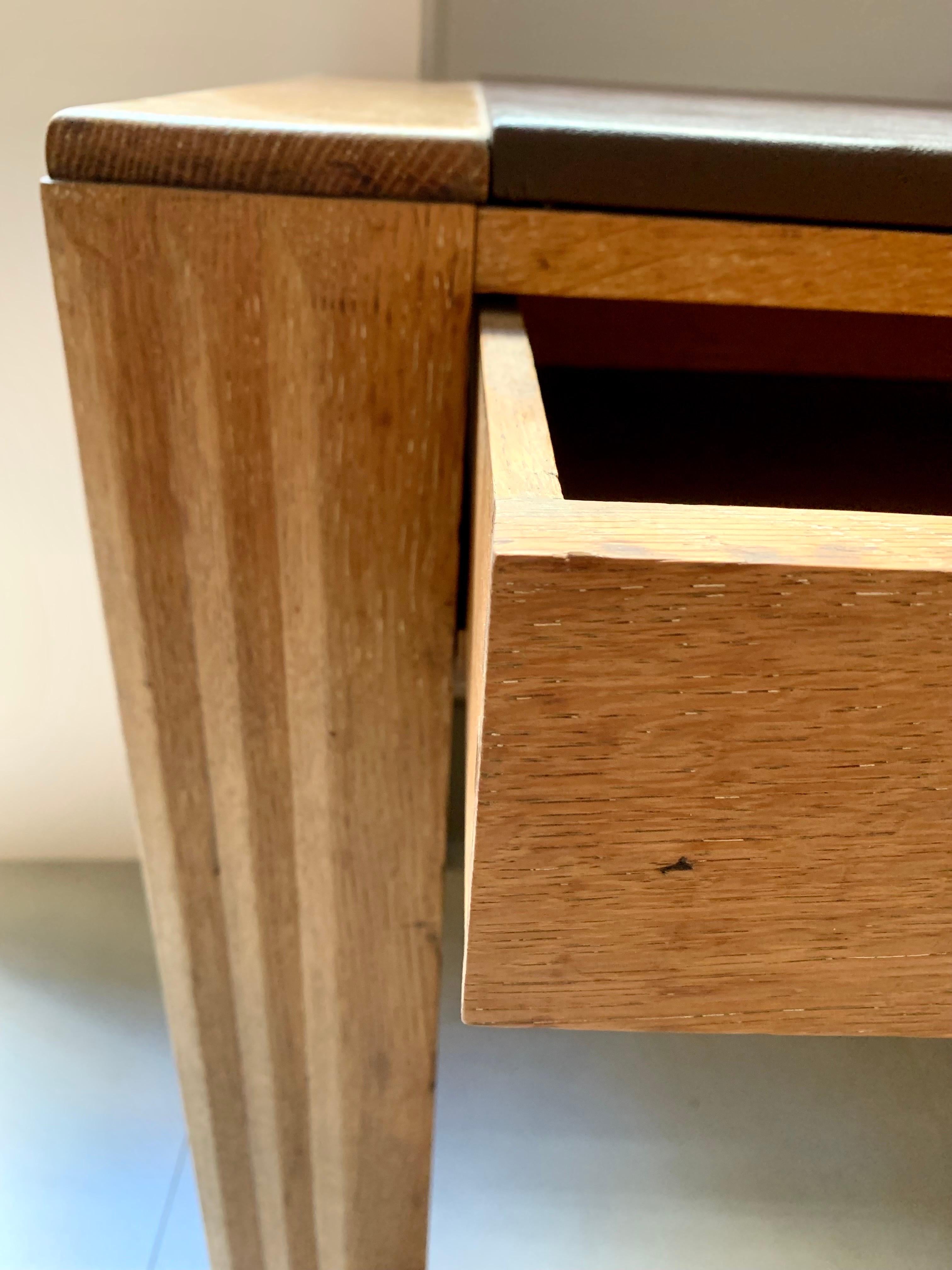 Tavolino da scrivania Art Deco francese in rovere naturale e rivestimento in cuoio in vendita 8