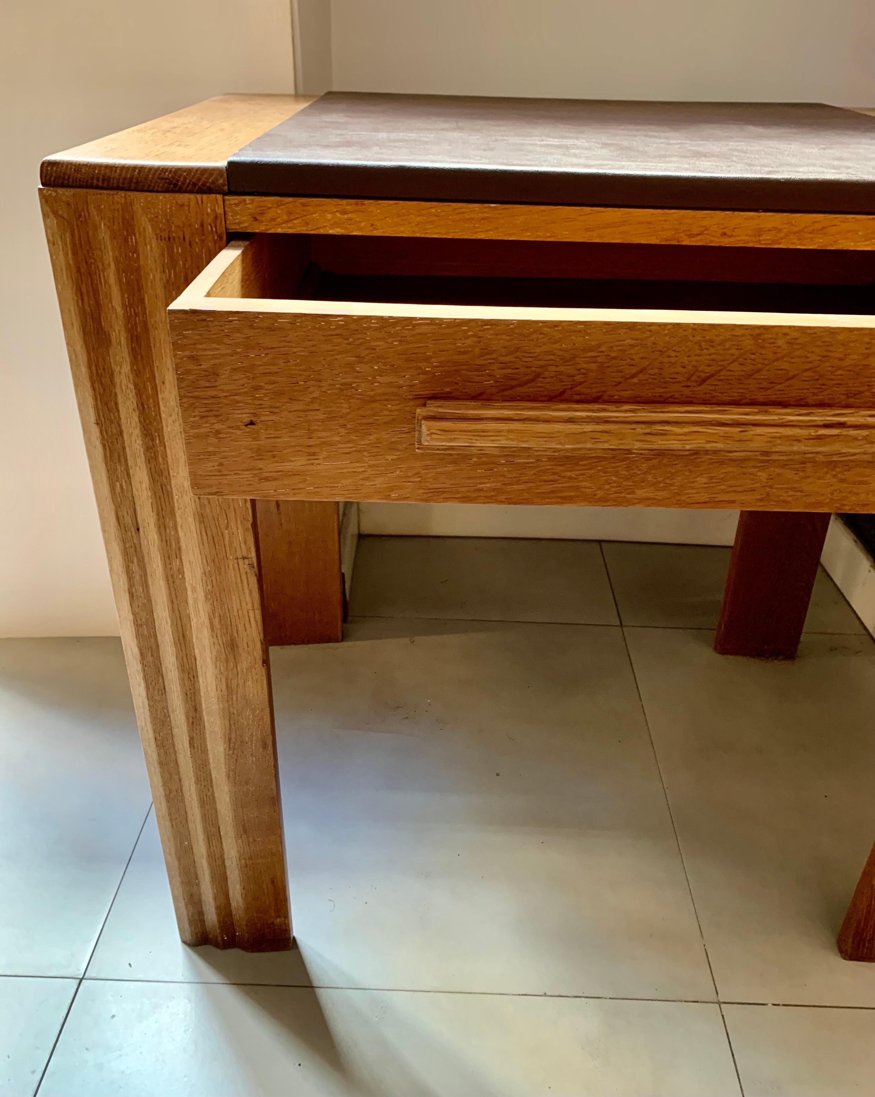 Tavolino da scrivania Art Deco francese in rovere naturale e rivestimento in cuoio in vendita 9