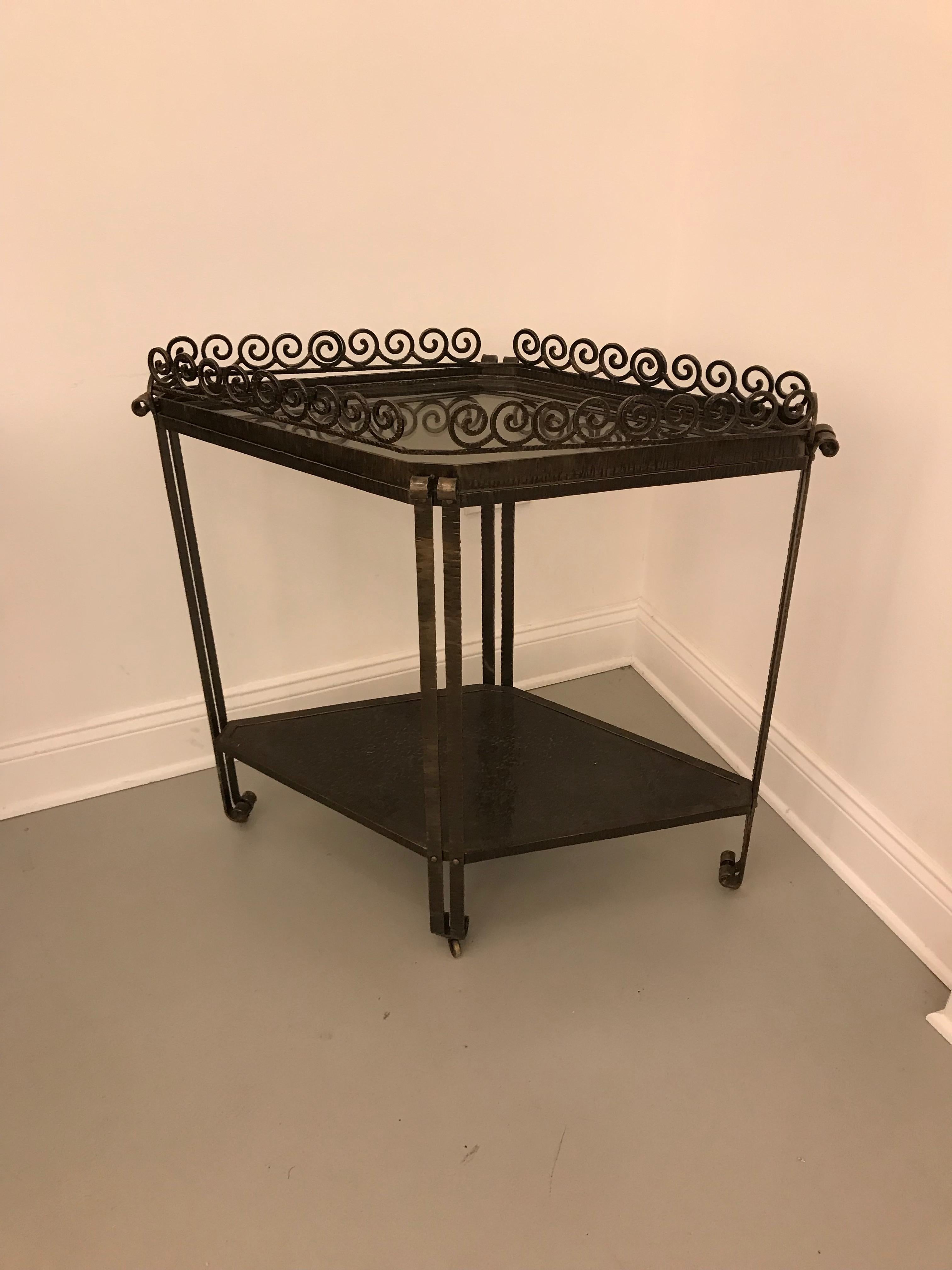 Mesa acentuada de hierro forjado Art Decó francés en forma de diamante. Tiene dos pisos con tapa de cristal extraíble para servir. Preciosos detalles deco martillados. Barra seca o carro de bar.