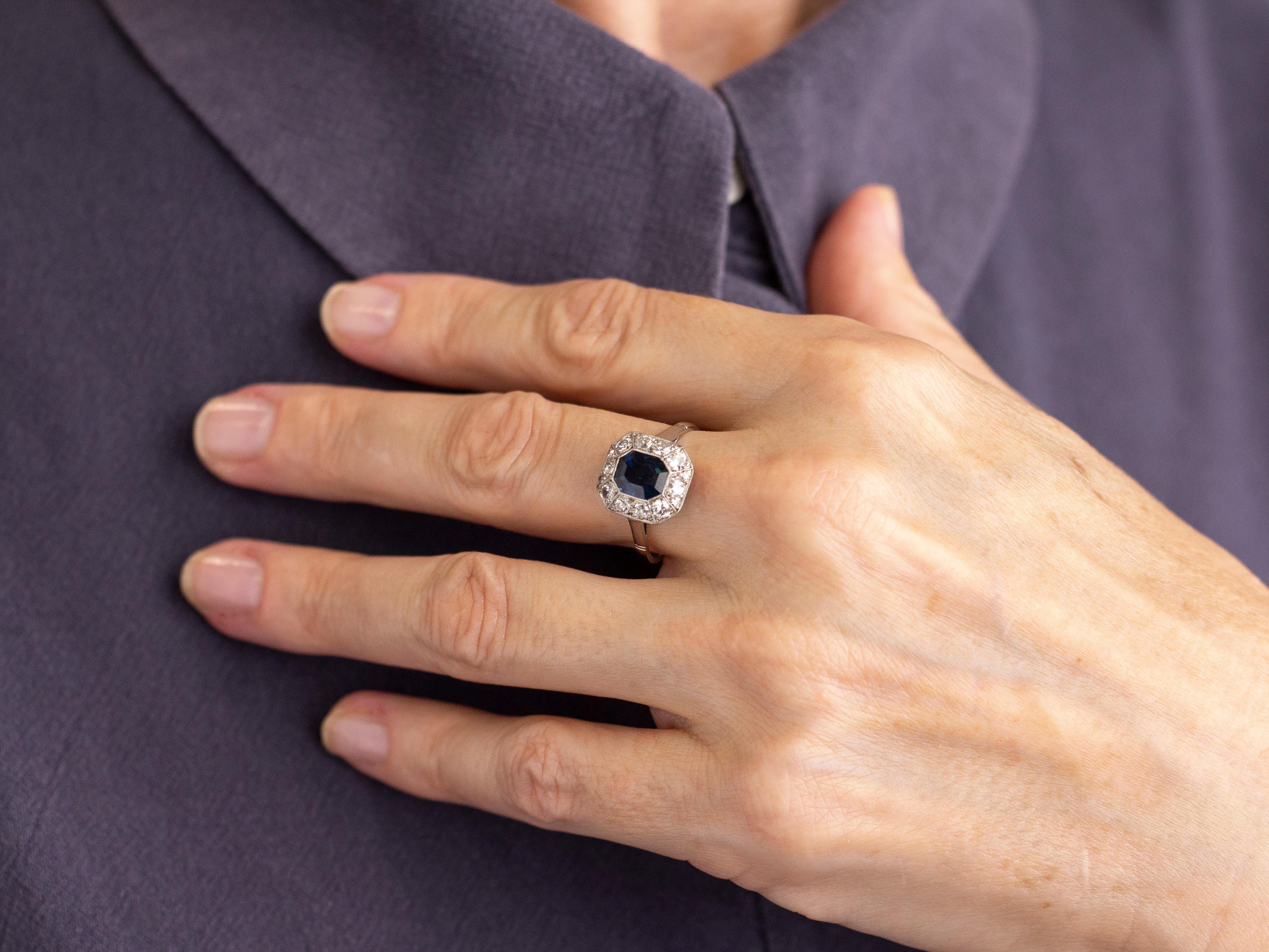 Dieser französische Art-Déco-Ring wurde von Hand aus Platin gefertigt und mit Diamanten und einem wunderschönen australischen Saphir besetzt. Der um 1920 gefertigte Ring trägt in der Mitte einen achteckigen, stufenförmig geschliffenen australischen