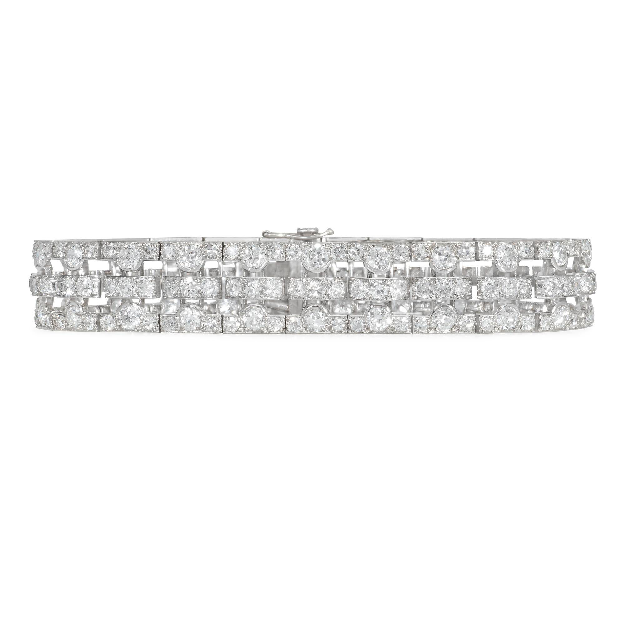 Bracelet Art déco en platine et or blanc 18 carats, ajouré de diamants, au design ondulant en forme de treillis, avec un fermoir à languette et des mécanismes de sécurité à double chiffre 8.  France.  Marque de fabrique de Leon Beilin.  Diamants Atw