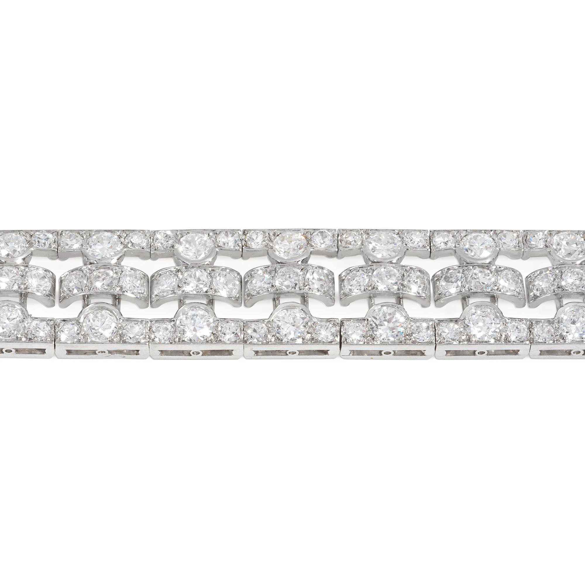 Art déco Bracelet ondulé ajouré en platine et diamant Art Déco français en vente