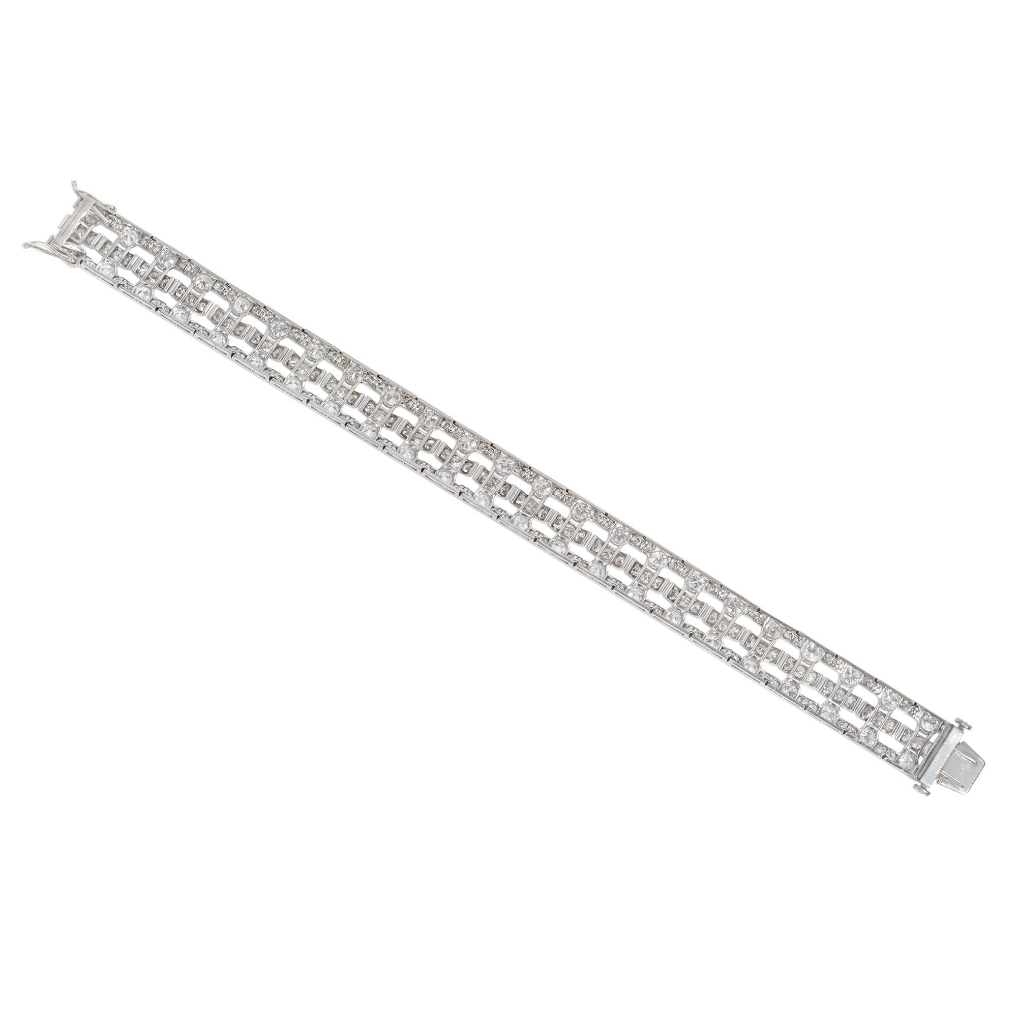 Taille ronde Bracelet ondulé ajouré en platine et diamant Art Déco français en vente