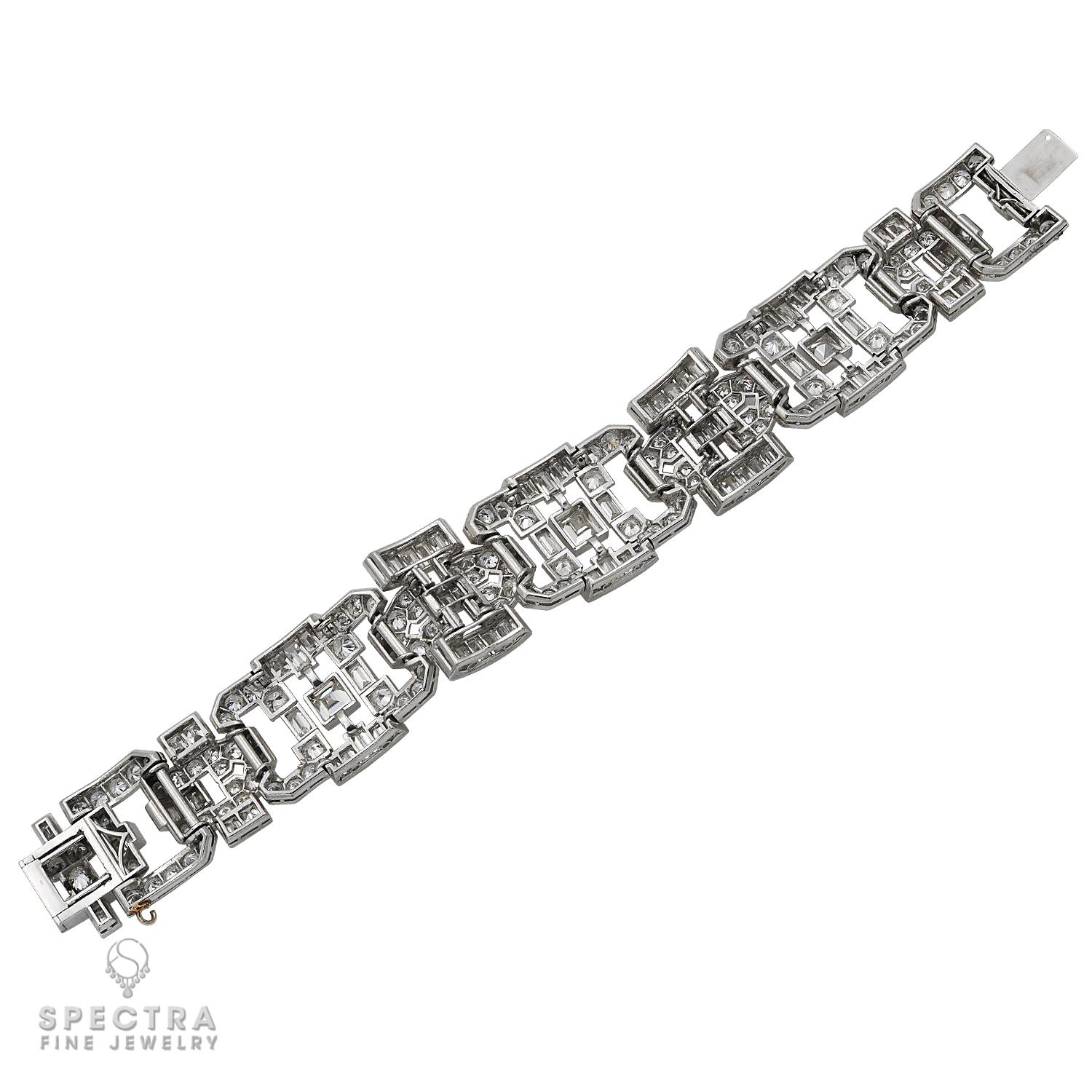 Ce magnifique bracelet français Art déco, fabriqué vers 1935, capture le glamour de l'époque avec une géométrie audacieuse et une élégance raffinée. Réalisé en platine, le design articulé présente des motifs de boucles ajourées serties d'environ 33