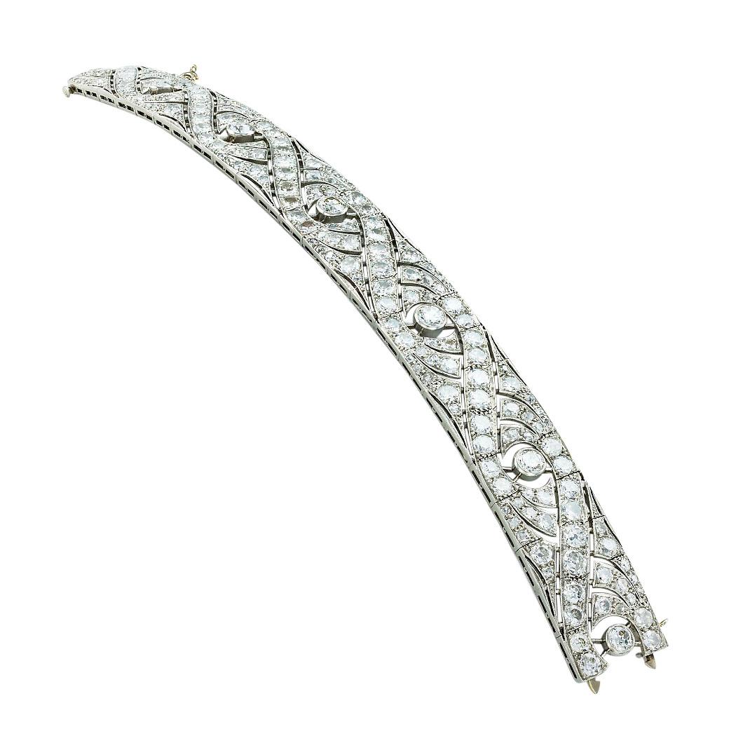 French Art Deco diamond platinum bracelet circa 1920.  

SPECIFICATIONS:

DIAMONDS:  one hundred eighty-six round diamonds totaling approximately 15.00 carats, approximately H-K color, SI-I clarity.

METAL:  platinum.

WEIGHT:  38.1 grams.

BRACELET