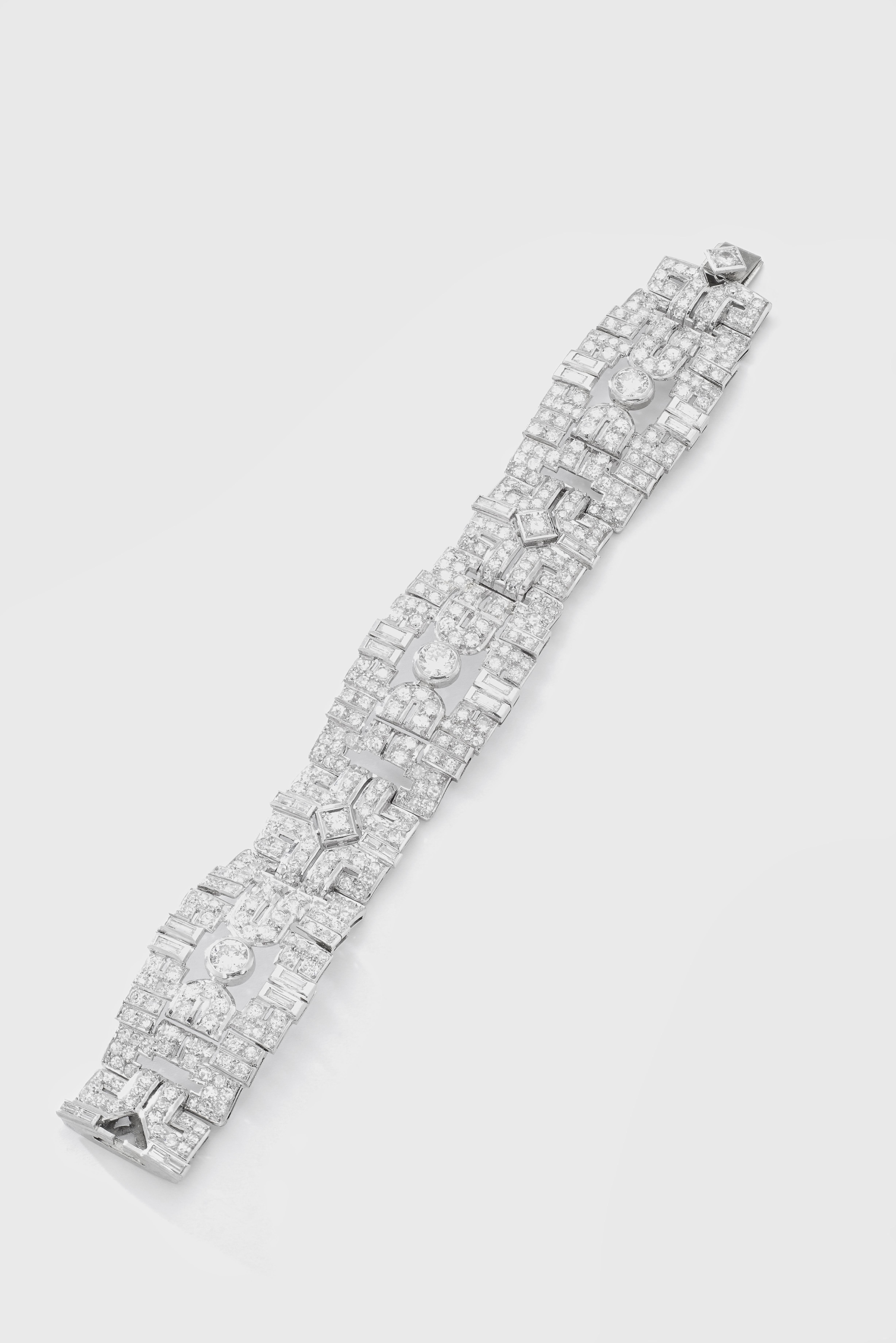 Art Deco Diamant auf Platin-Armband.
Französische Marken. Um 1930.
Breite: maximal 2,50 Zentimeter.
Länge: 18.00 Zentimeter.