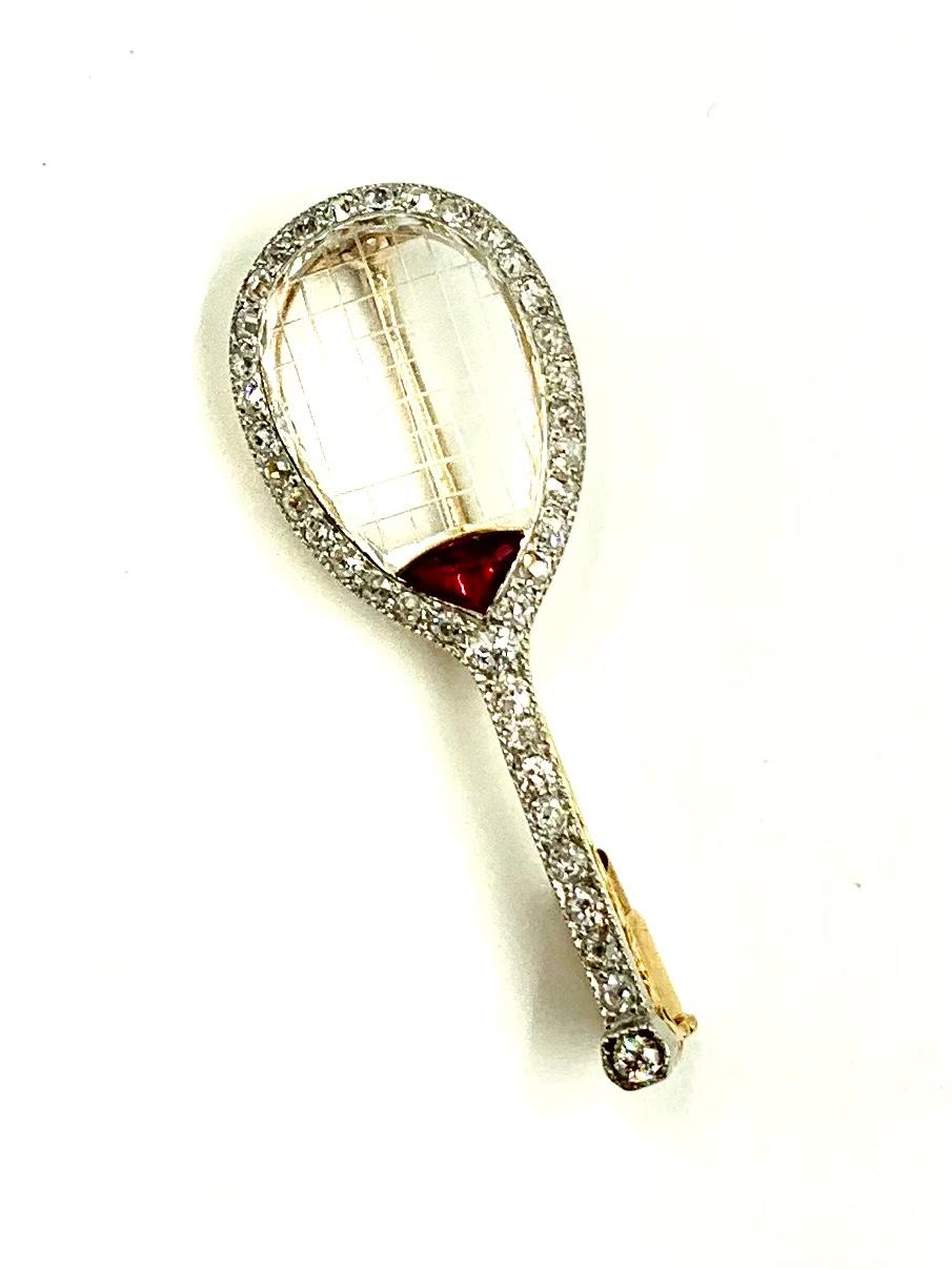 Taille mixte Broche raquet de tennis Art déco français en or 18 carats, platine, diamants, rubis et cristal de roche en vente