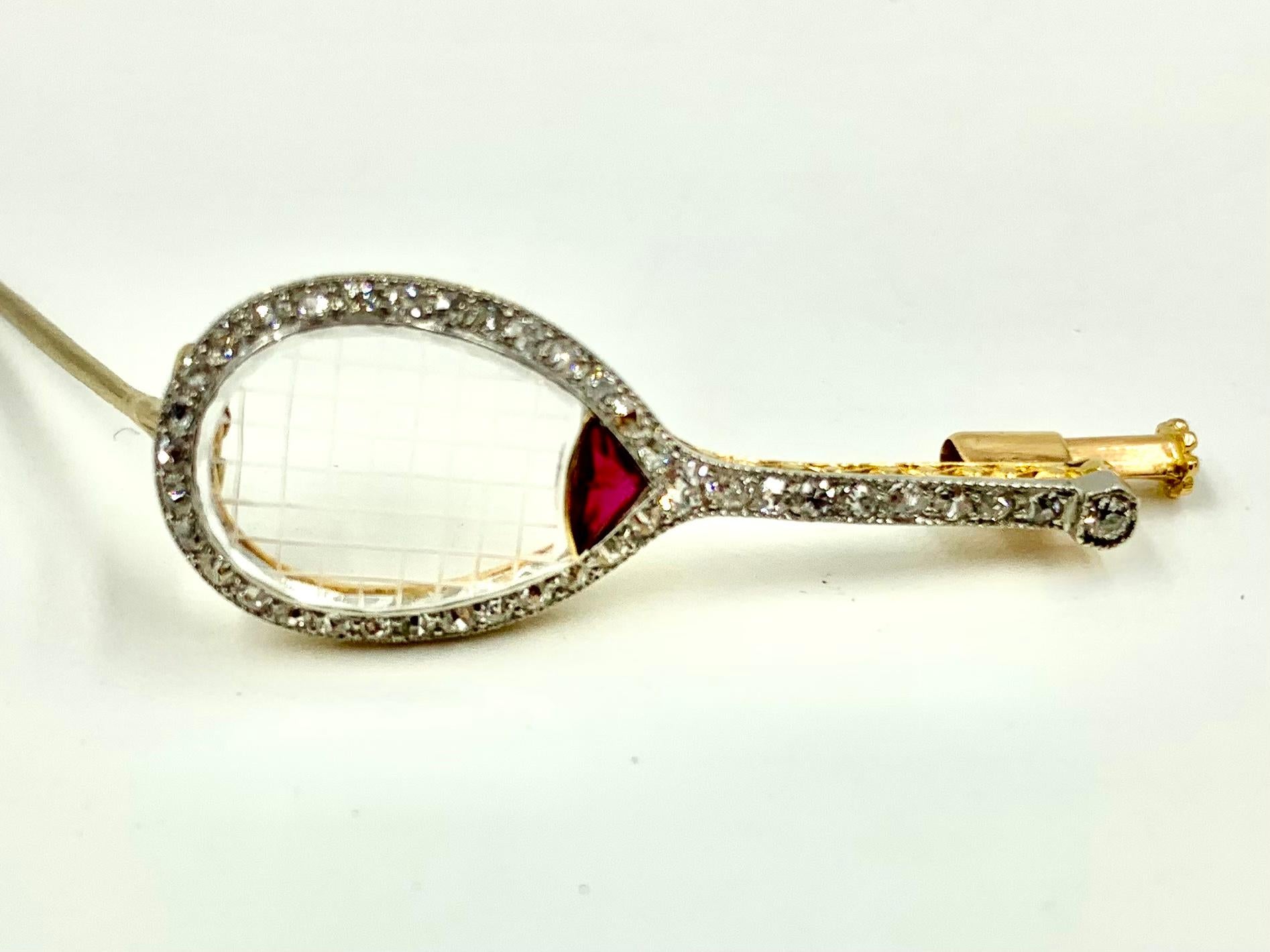 Broche raquet de tennis Art déco français en or 18 carats, platine, diamants, rubis et cristal de roche Bon état - En vente à New York, NY
