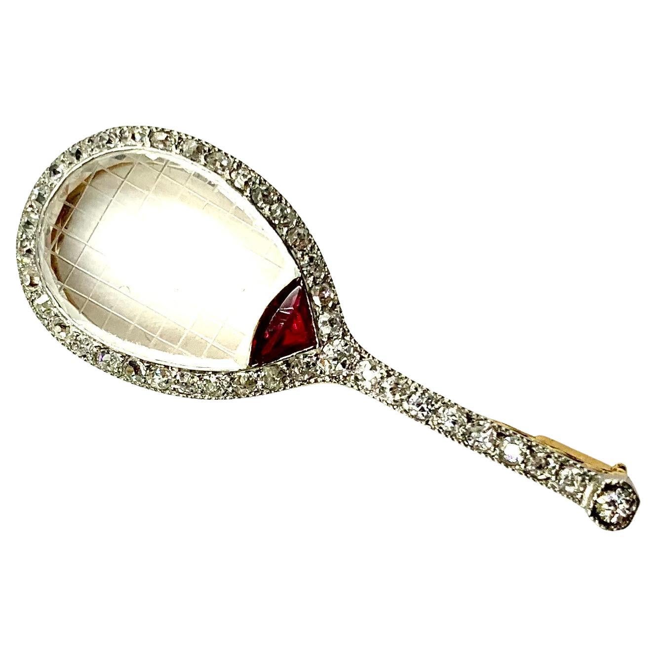 Broche raquet de tennis Art déco français en or 18 carats, platine, diamants, rubis et cristal de roche en vente