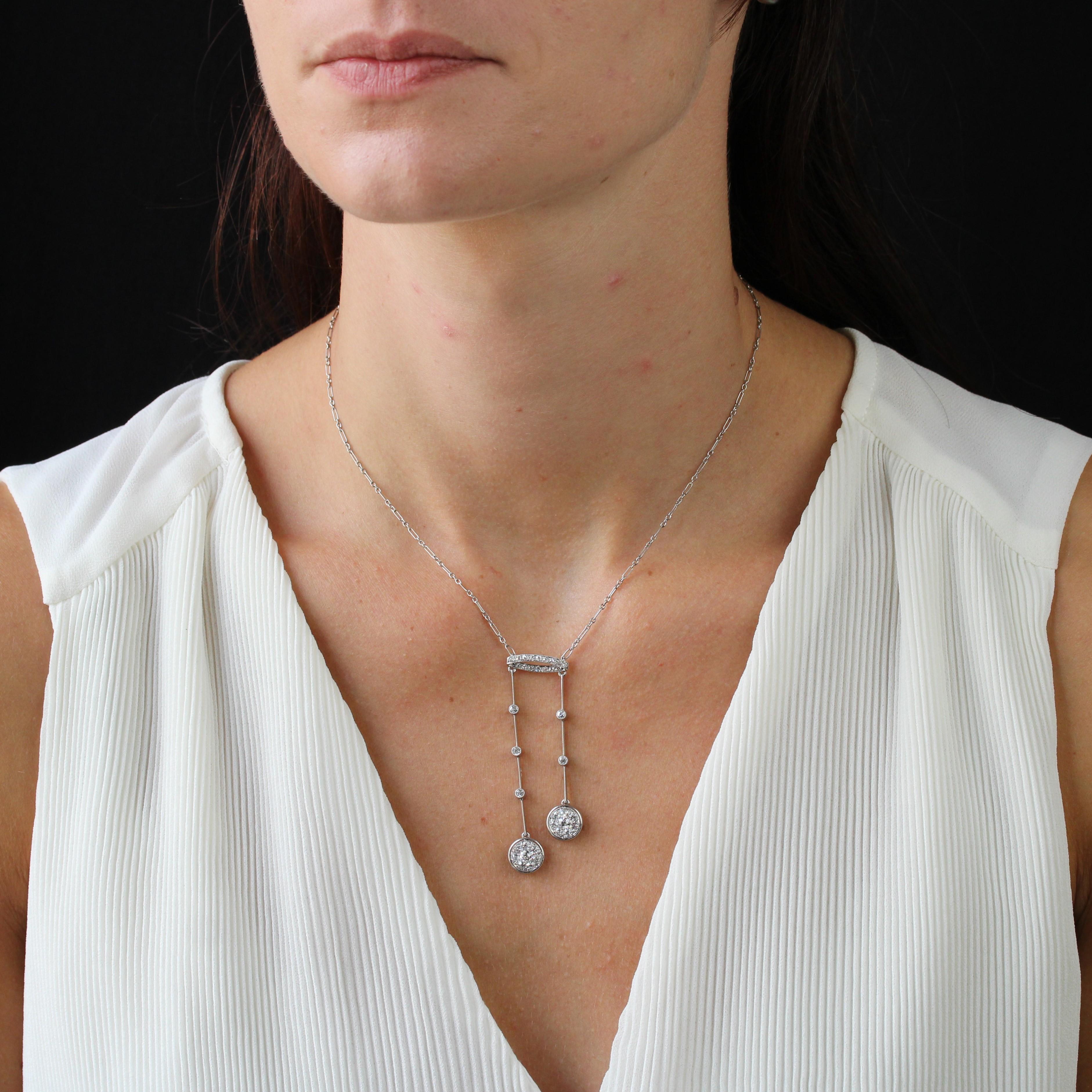 Necklace in 18 karats white gold, eagle head hallmark and platinum.
Magnificent Art Deco necklace featuring a fine horse mesh chain that closes with a spring ring and features a safety chain, also with a spring ring. The antique chain supports an