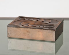 Französische Art Deco Dinanderie geprägte dekorative Kupferdose, 1970er Jahre