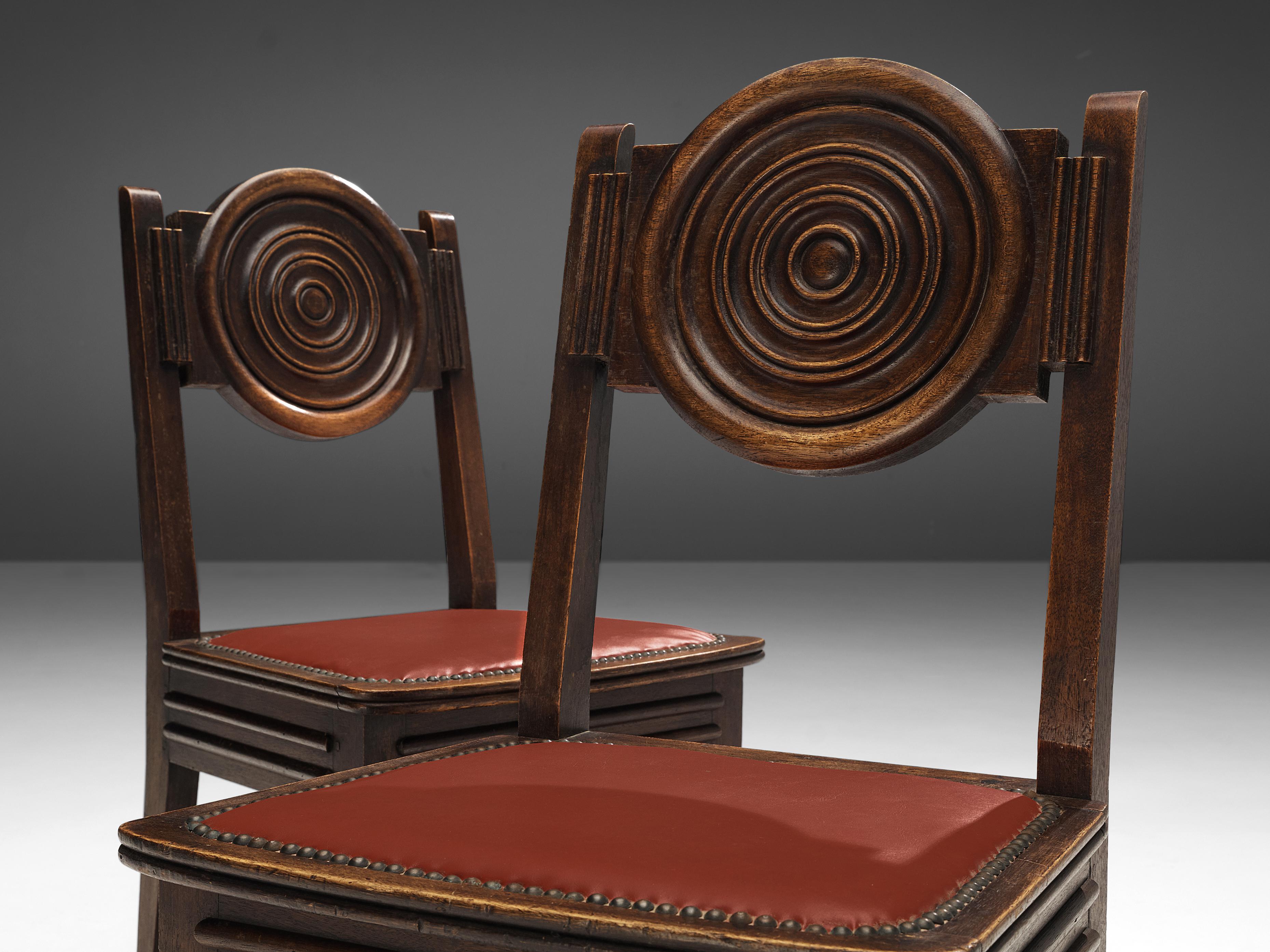 Französisches Art-déco-Set aus sechs Esszimmerstühlen aus gebeizter Eiche und rotem Leder (Moderne der Mitte des Jahrhunderts) im Angebot