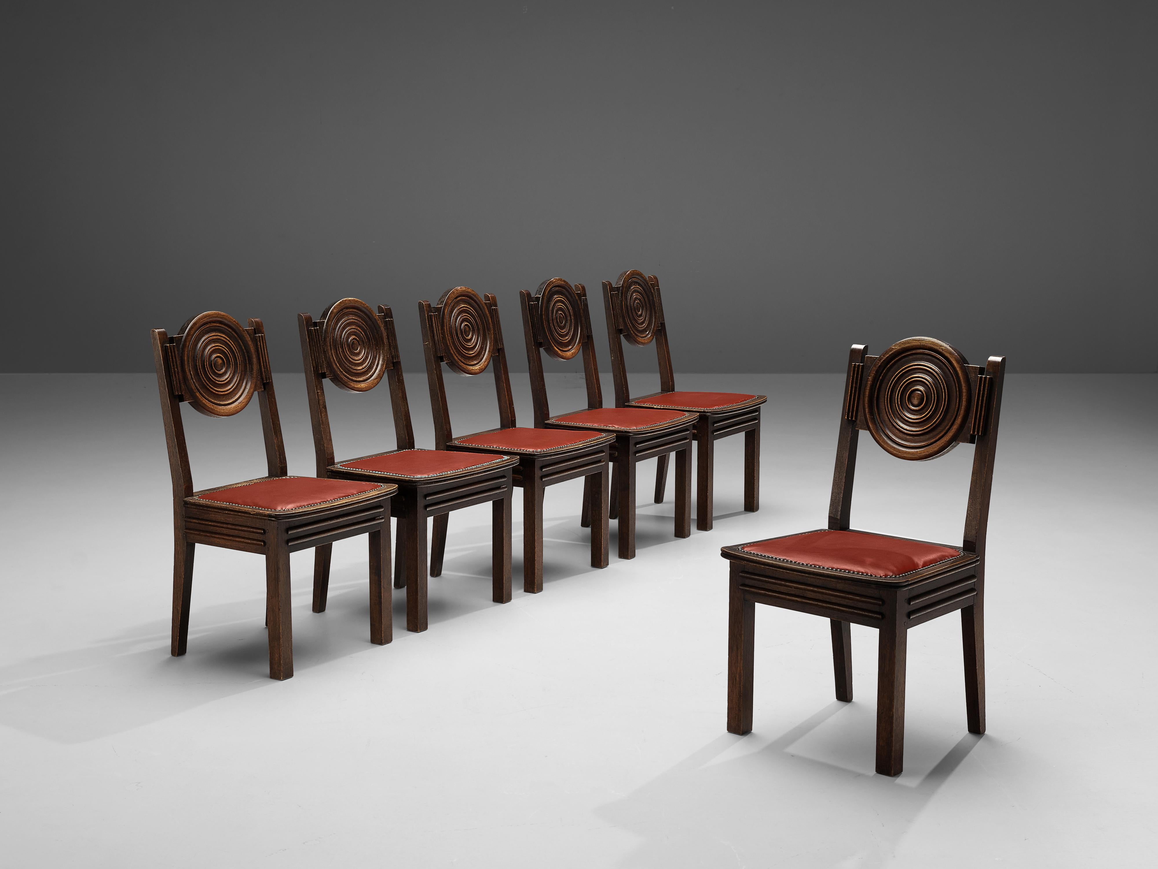 Französisches Art-déco-Set aus sechs Esszimmerstühlen aus gebeizter Eiche und rotem Leder (Mitte des 20. Jahrhunderts) im Angebot